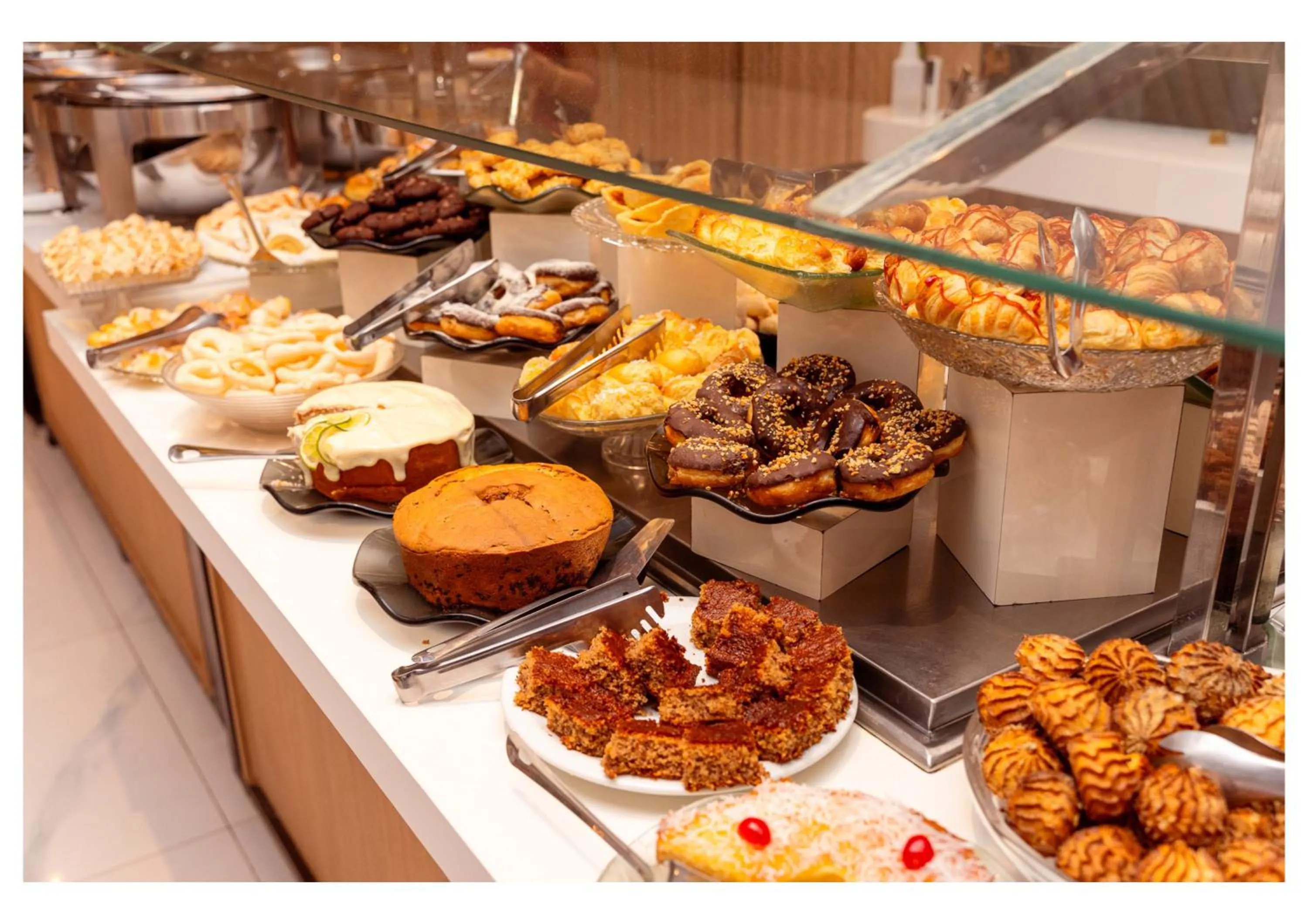 Restaurant/places to eat in Hotel Girassol Plaza