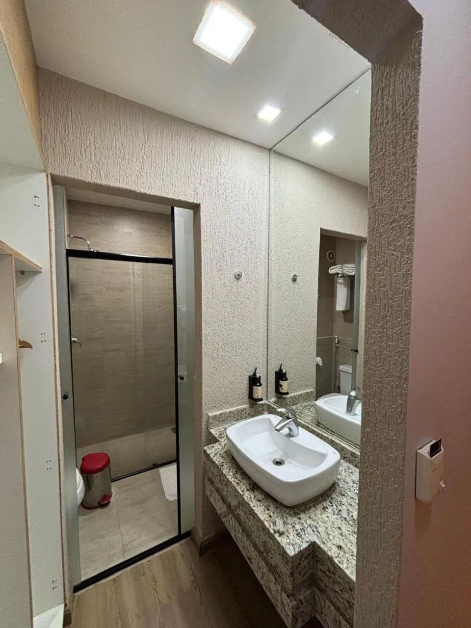 Toilet in Hotel Girassol Plaza