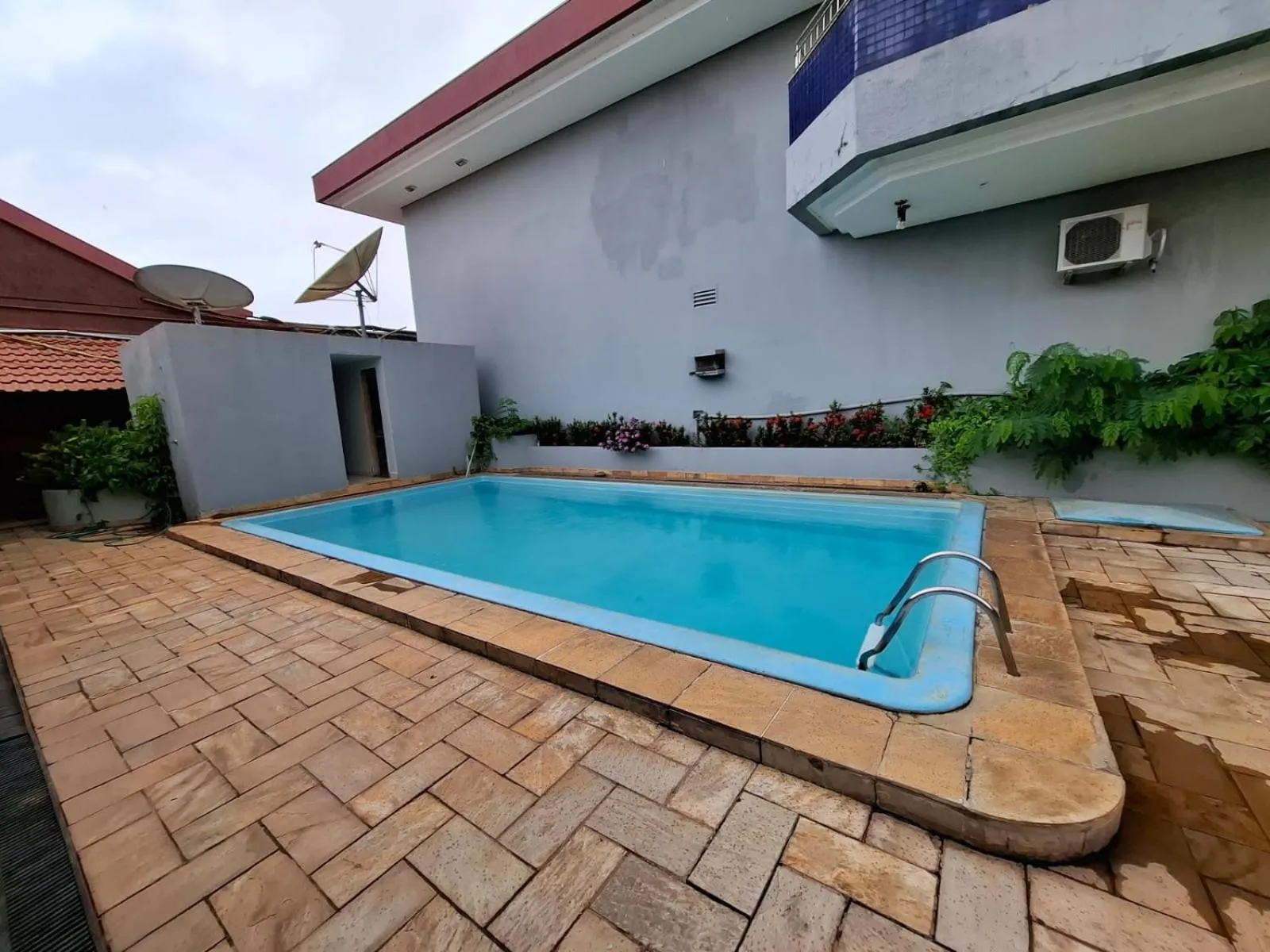 Swimming pool in Pousada dos Girassóis