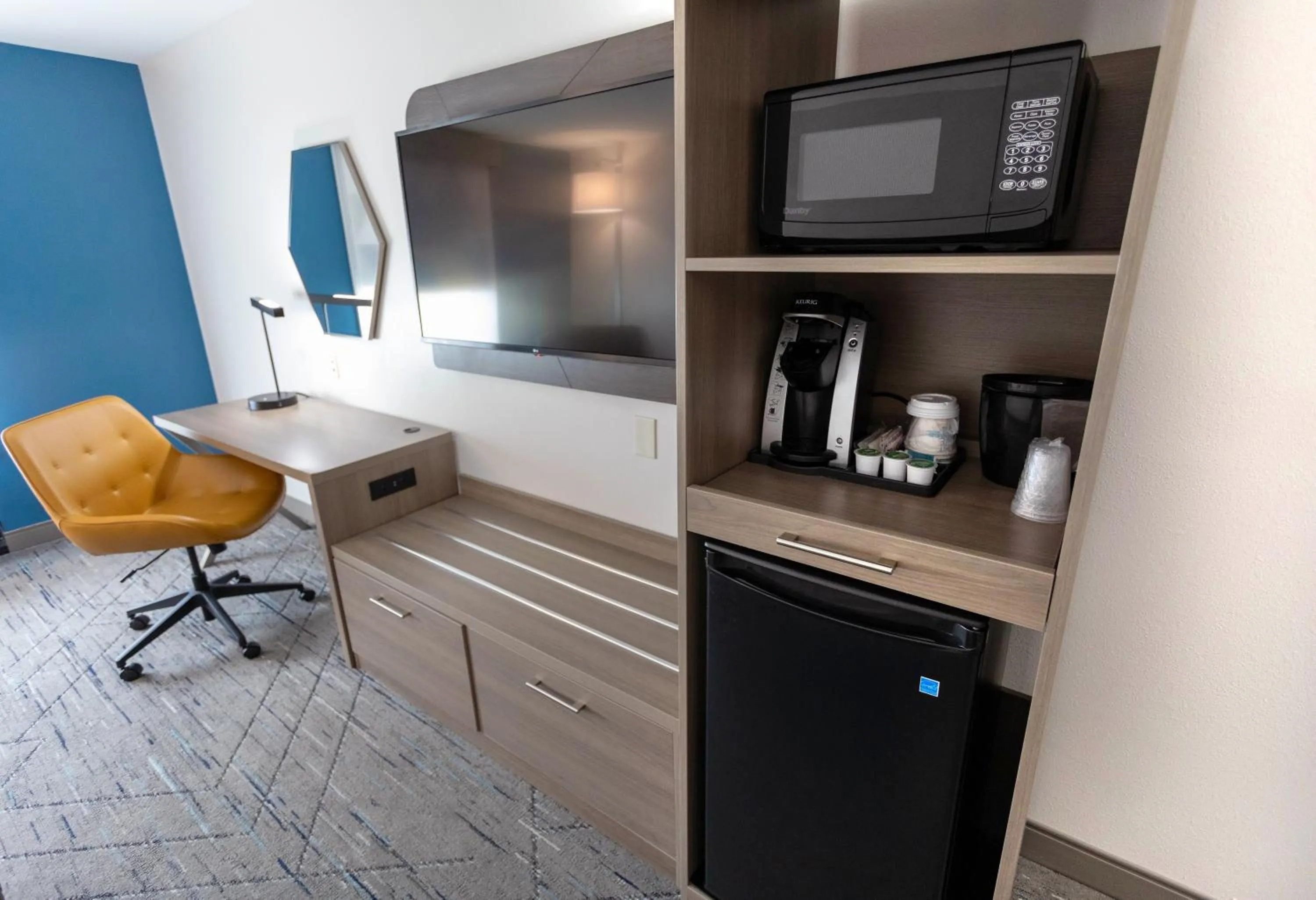 TV and multimedia in Holiday Inn Express & Suites - Huntsville Airport by IHG