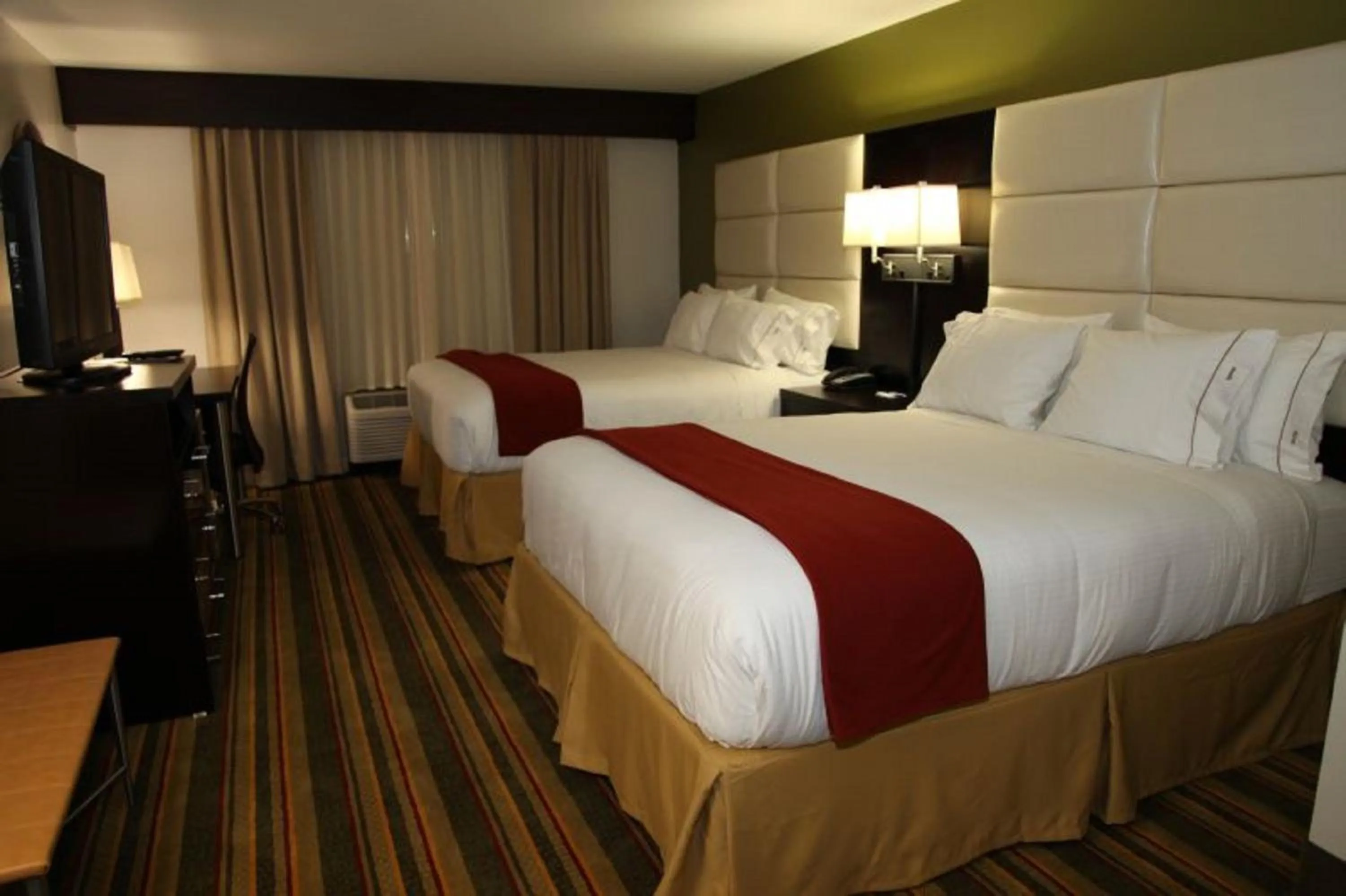 Photo of the whole room, Bed in Holiday Inn Express & Suites - Huntsville Airport by IHG