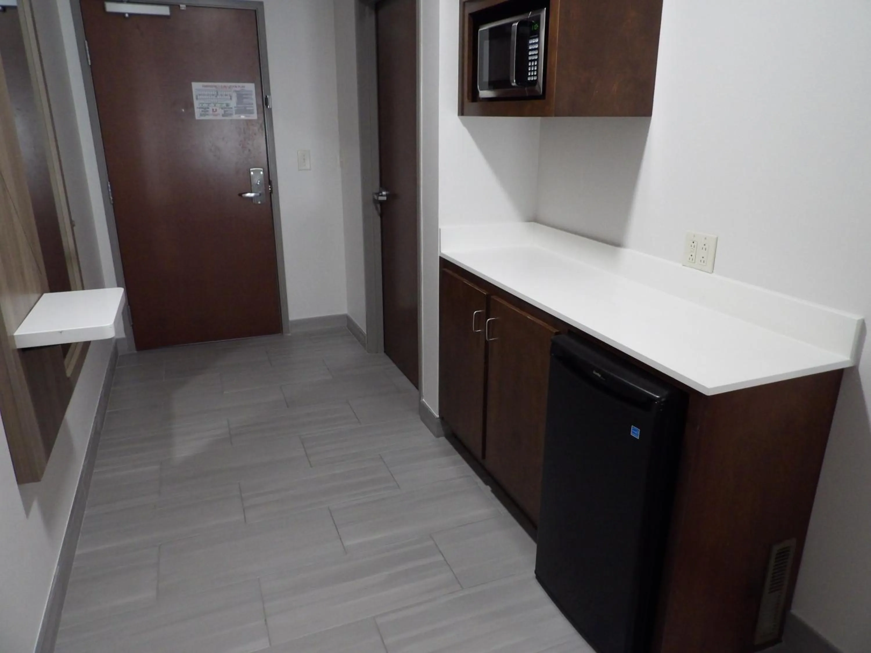 Kitchen or kitchenette in Holiday Inn Express & Suites - Huntsville Airport by IHG