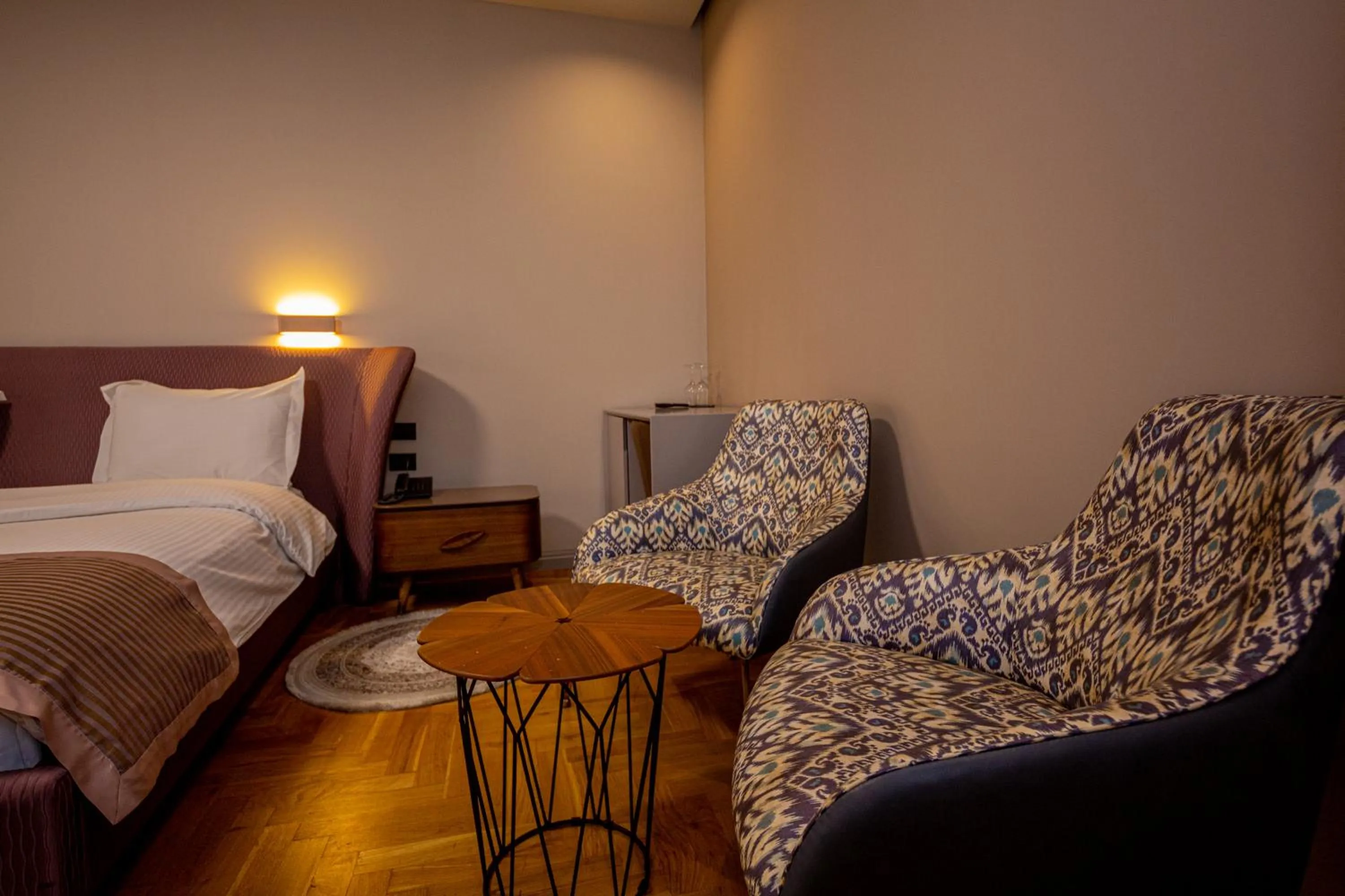 Seating area, Bed in City Center Hotel