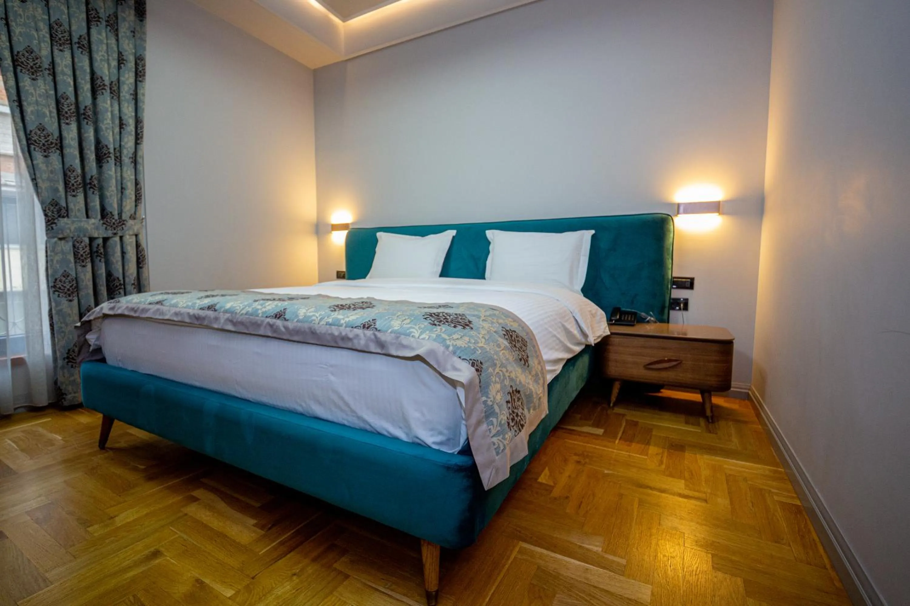 Bathroom, Bed in City Center Hotel