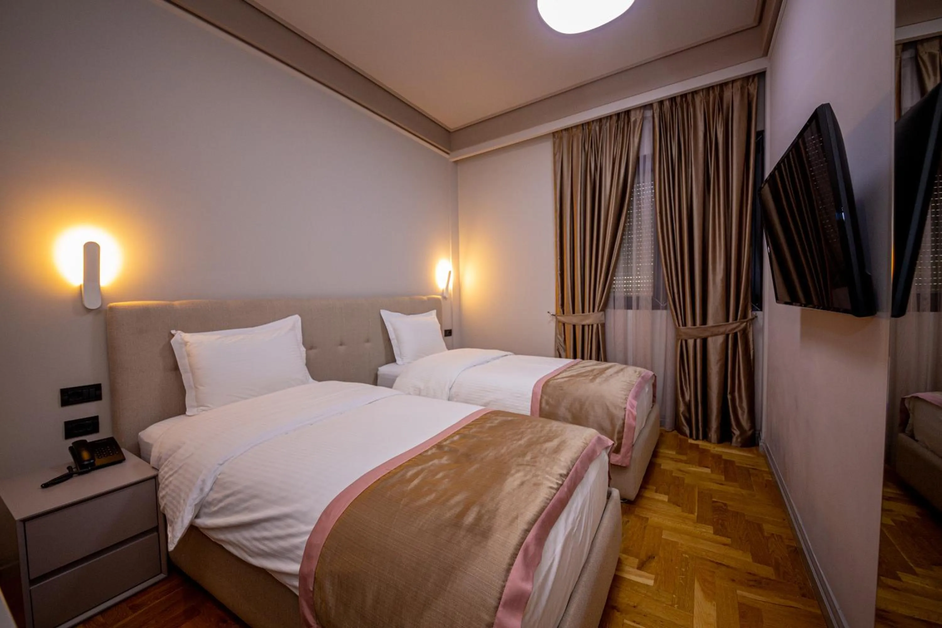 Bedroom, Bed in City Center Hotel