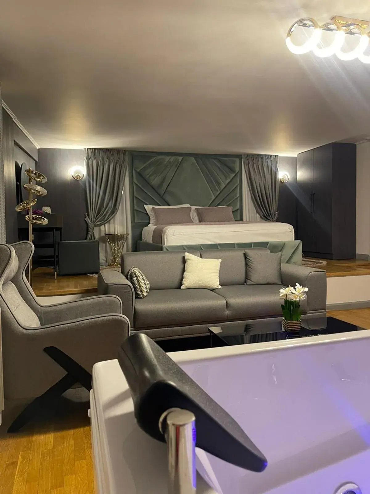 Suite with Hot Tub in City Center Hotel Suite with Hot Tub in City Center Hotel