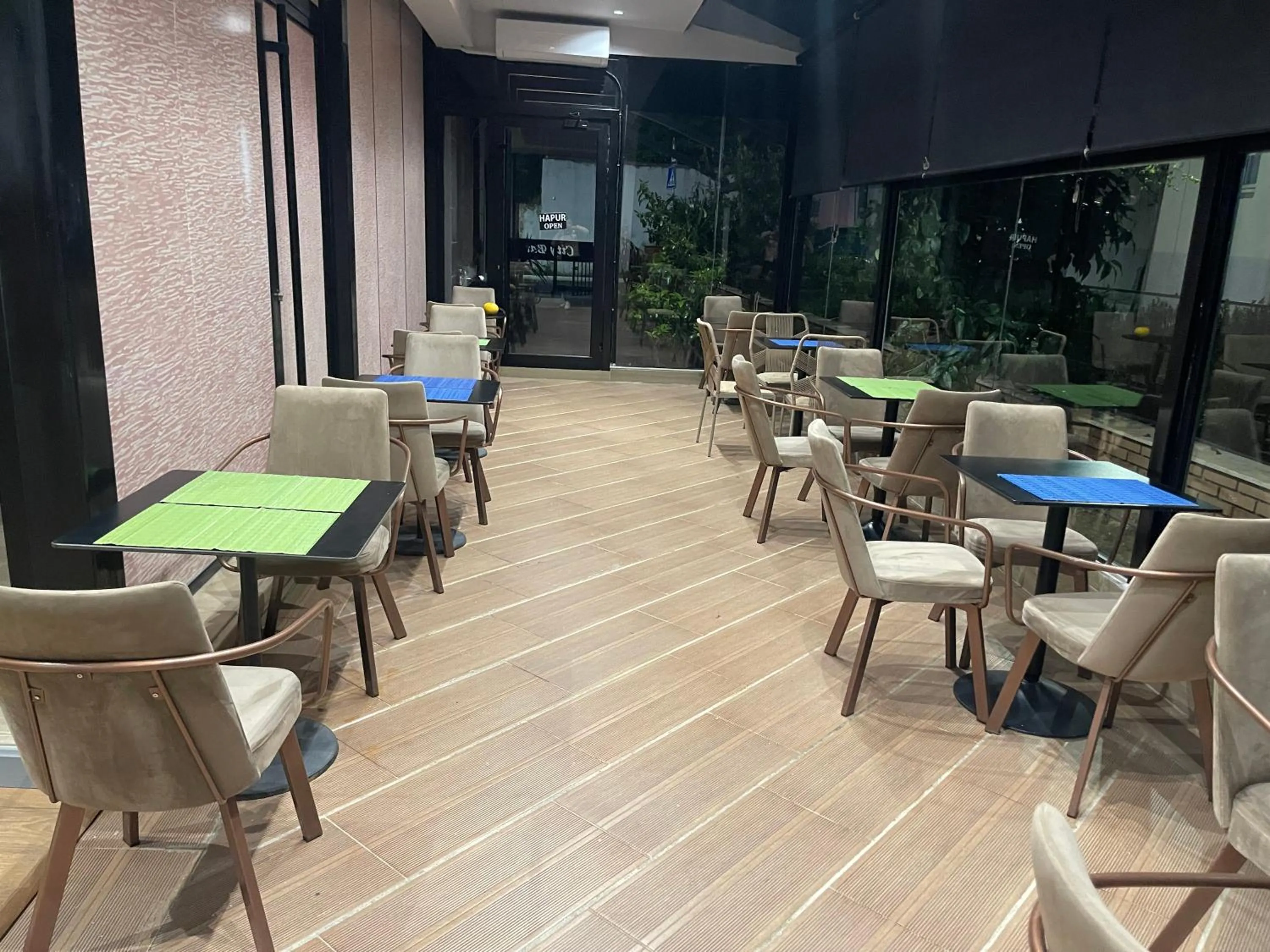 Restaurant/places to eat in City Center Hotel