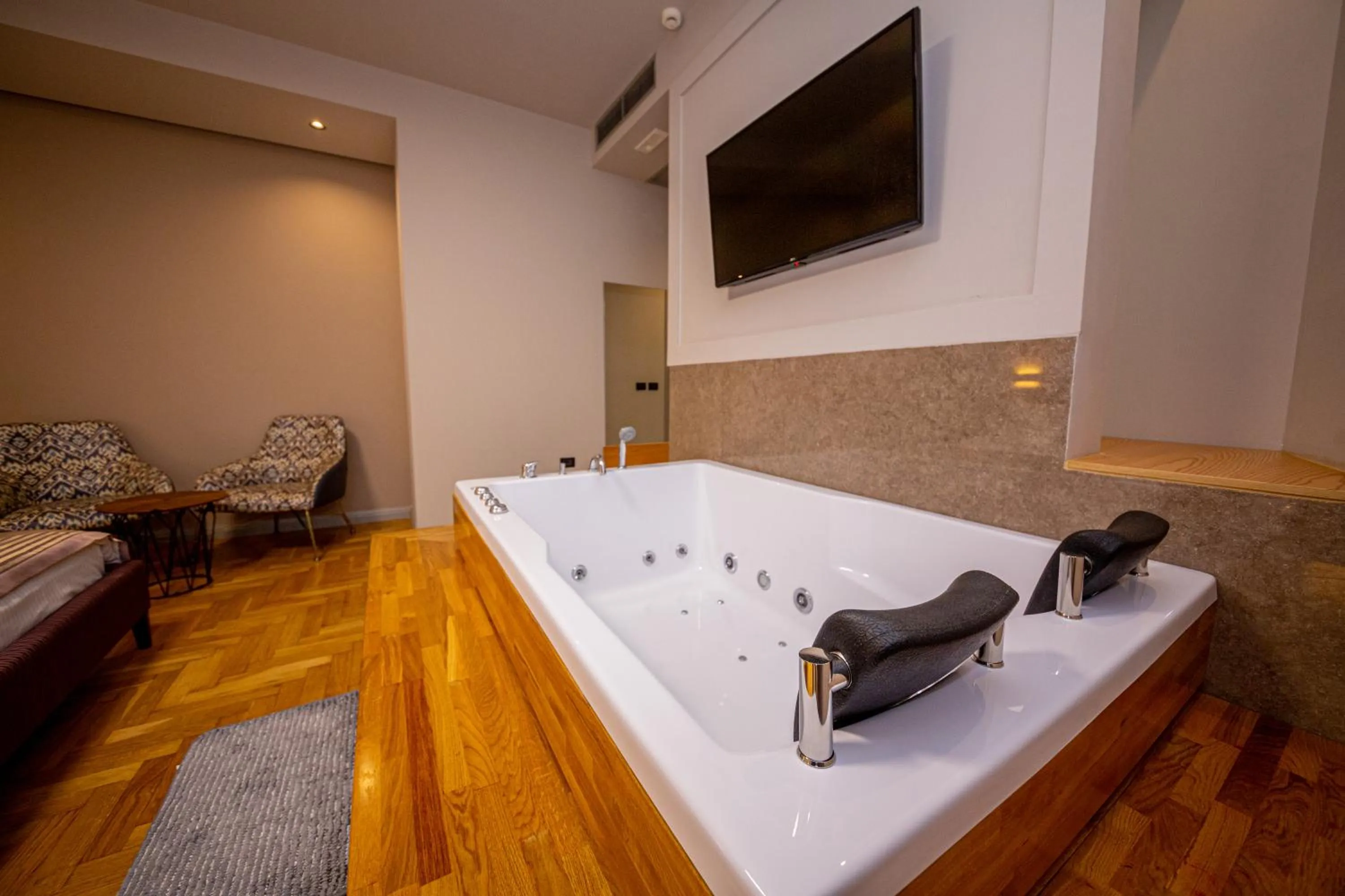 Hot Tub in City Center Hotel