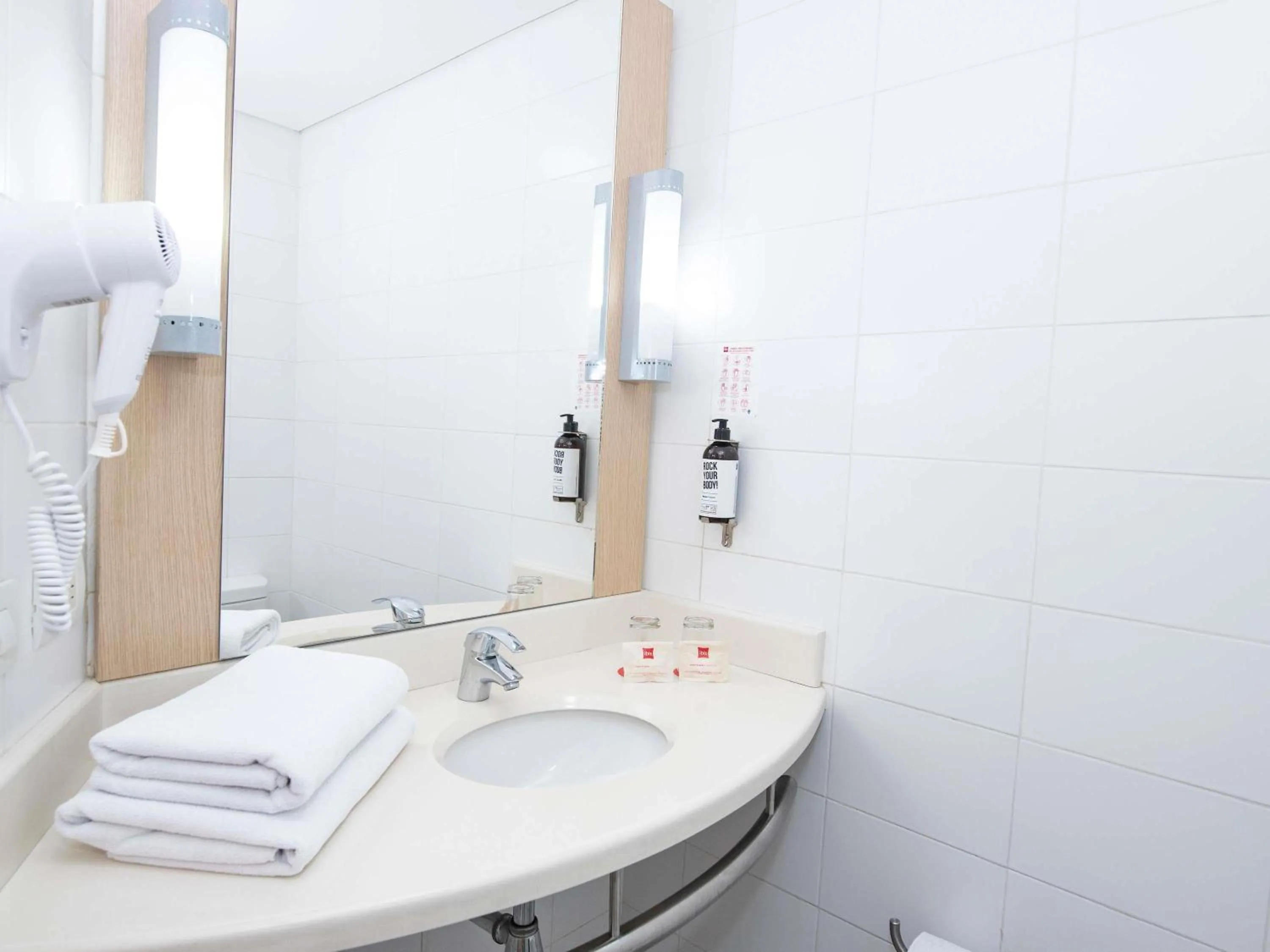 Bedroom in ibis Medellin