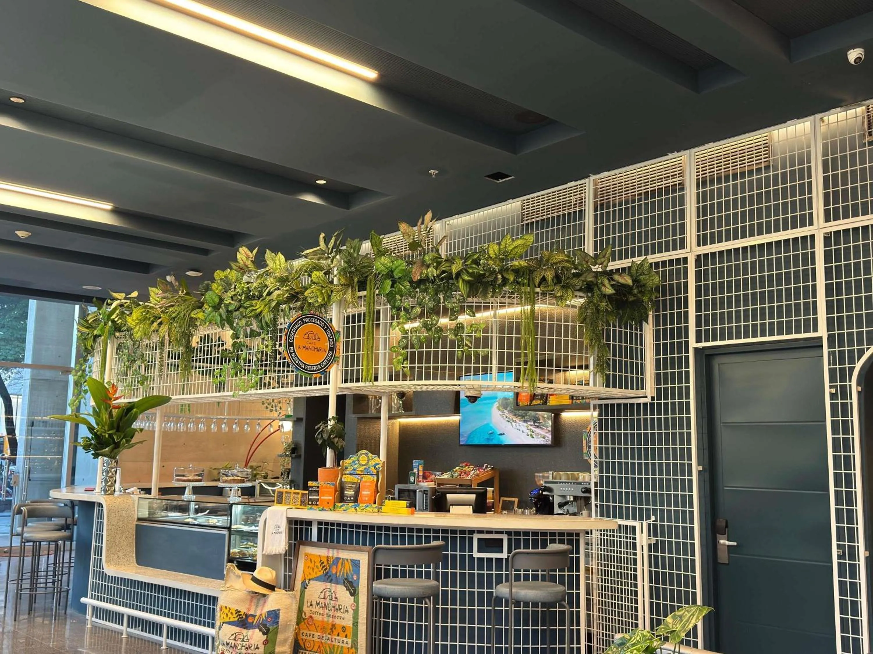 Lounge or bar in ibis Medellin