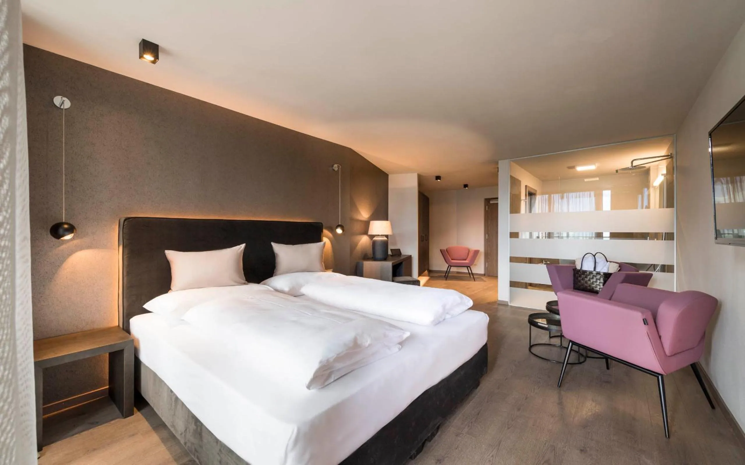 Bathroom, Bed in Hotel - Appartements Schmied Hans