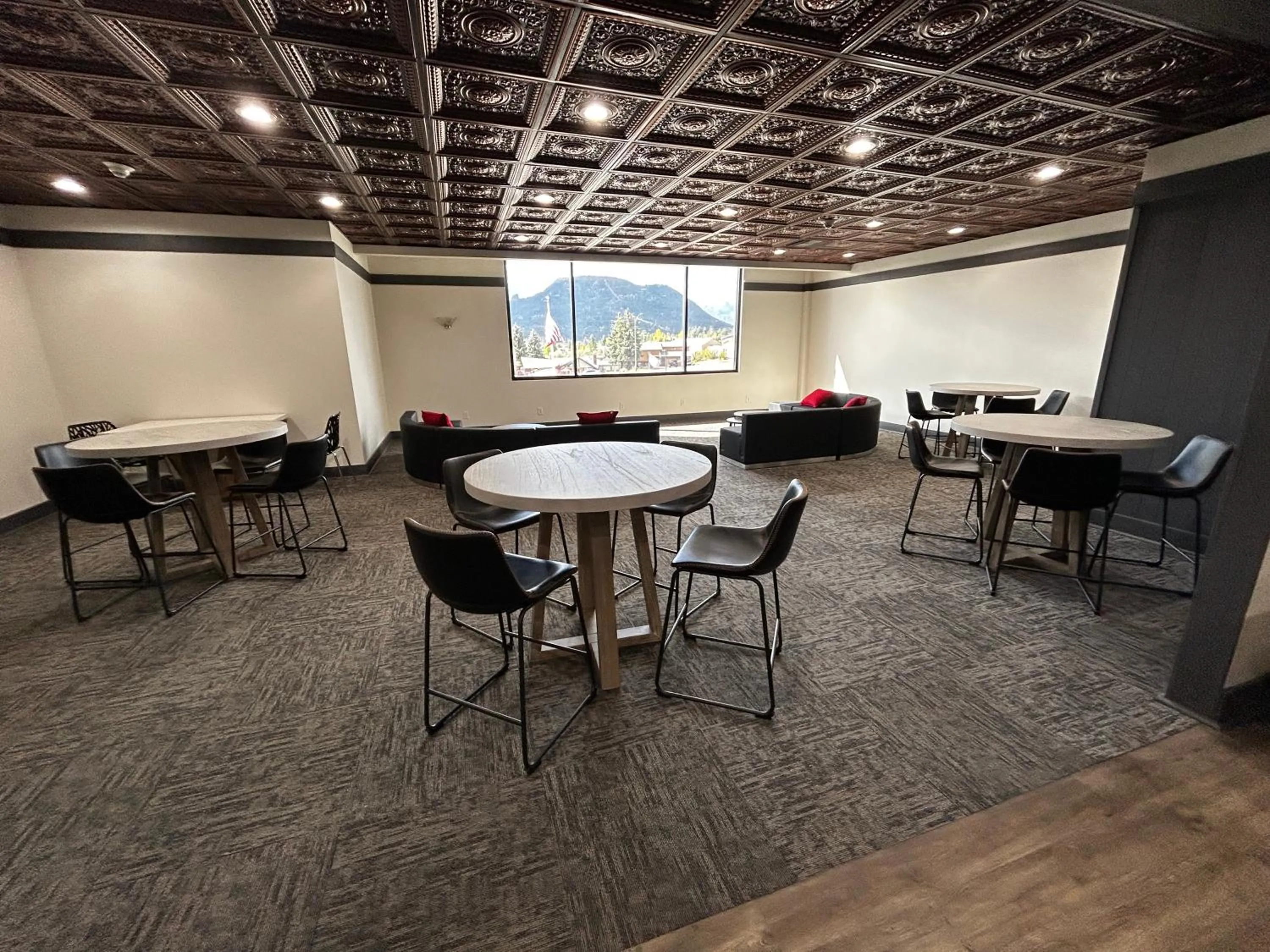 Meeting/conference room in Expedition Lodge Estes Park at Rocky Mtn National Park
