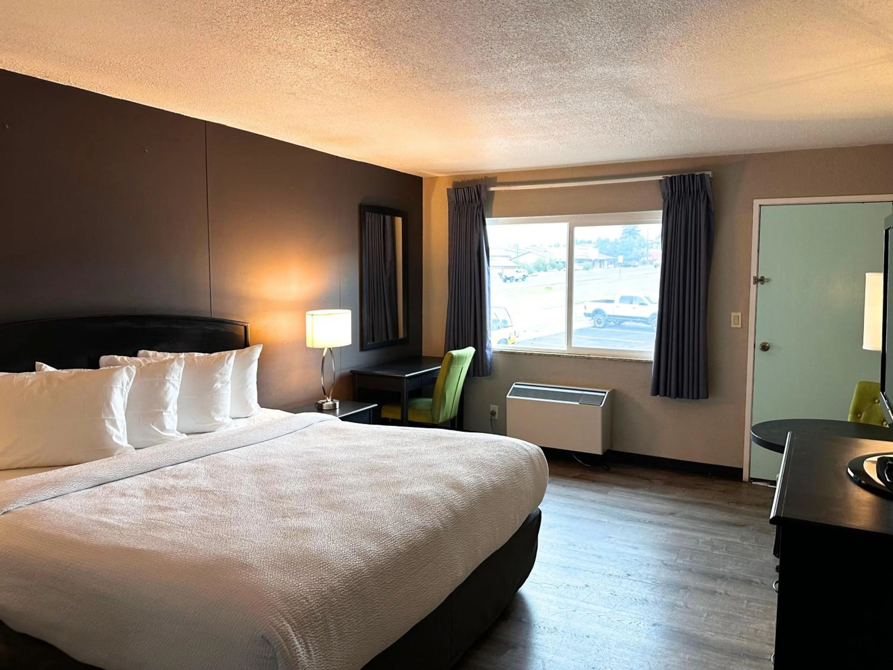 Bedroom, Bed in Expedition Lodge Estes Park at Rocky Mtn National Park