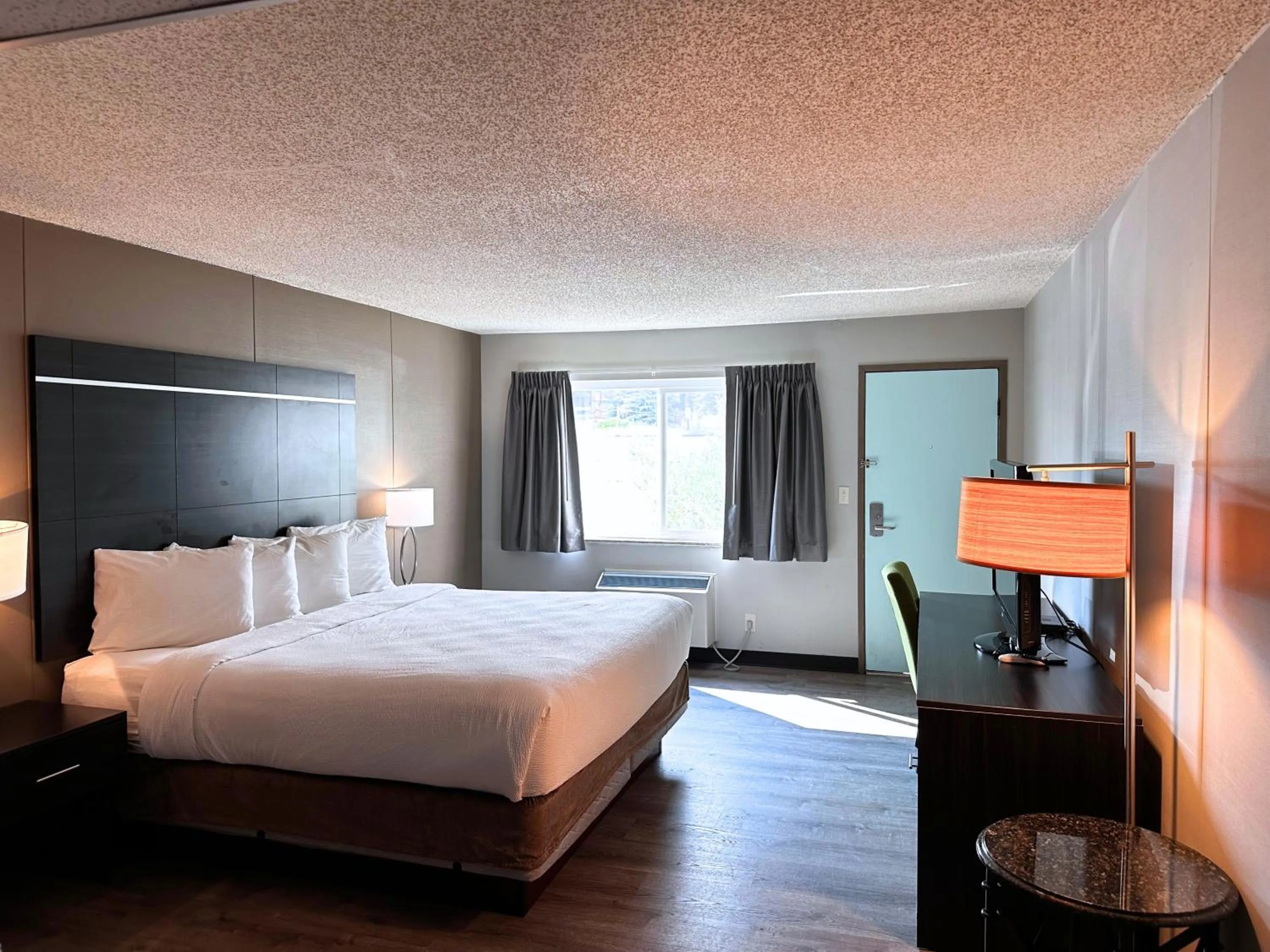 Bedroom, Bed in Expedition Lodge Estes Park at Rocky Mtn National Park