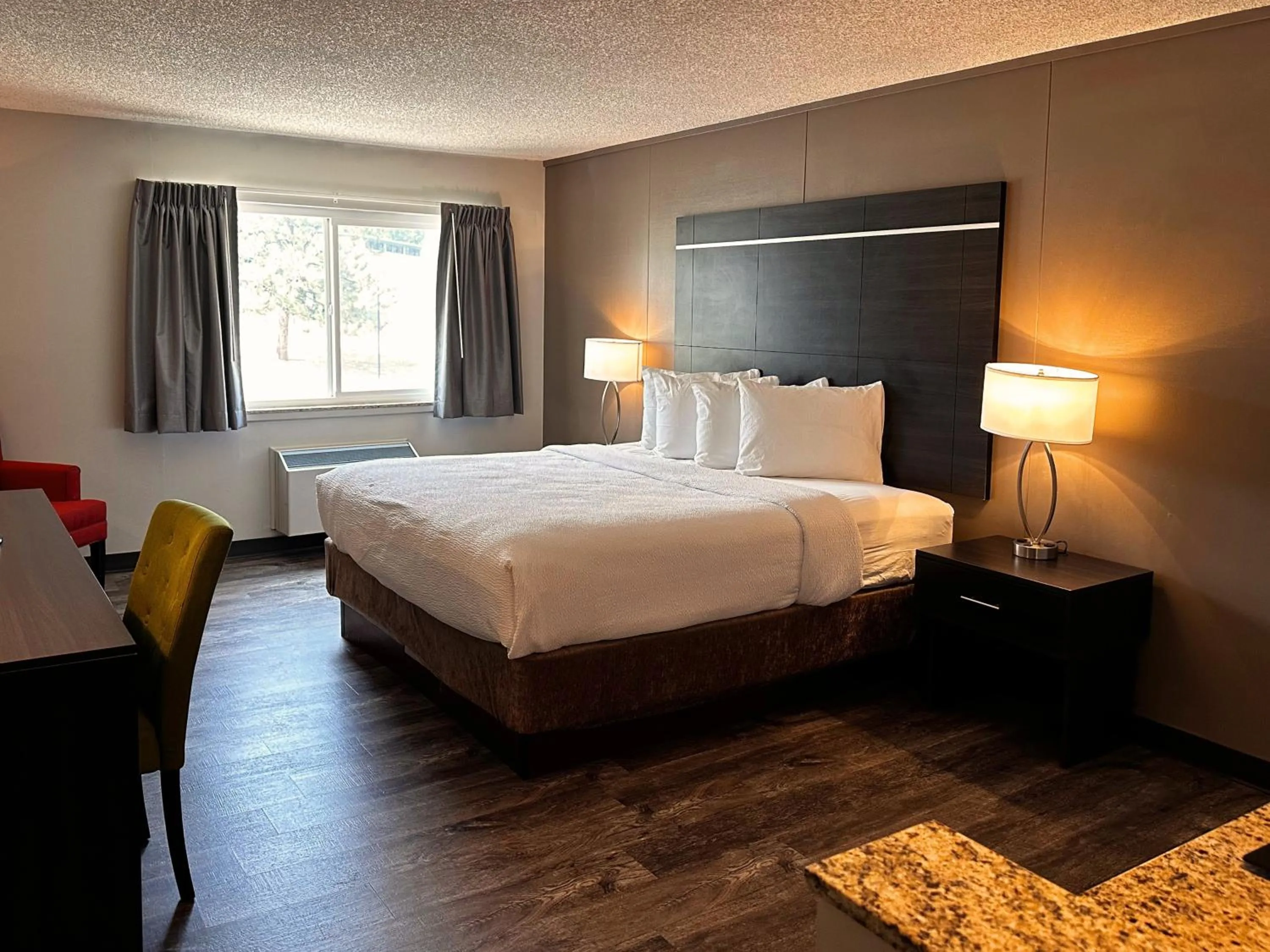 Photo of the whole room, Bed in Expedition Lodge Estes Park at Rocky Mtn National Park