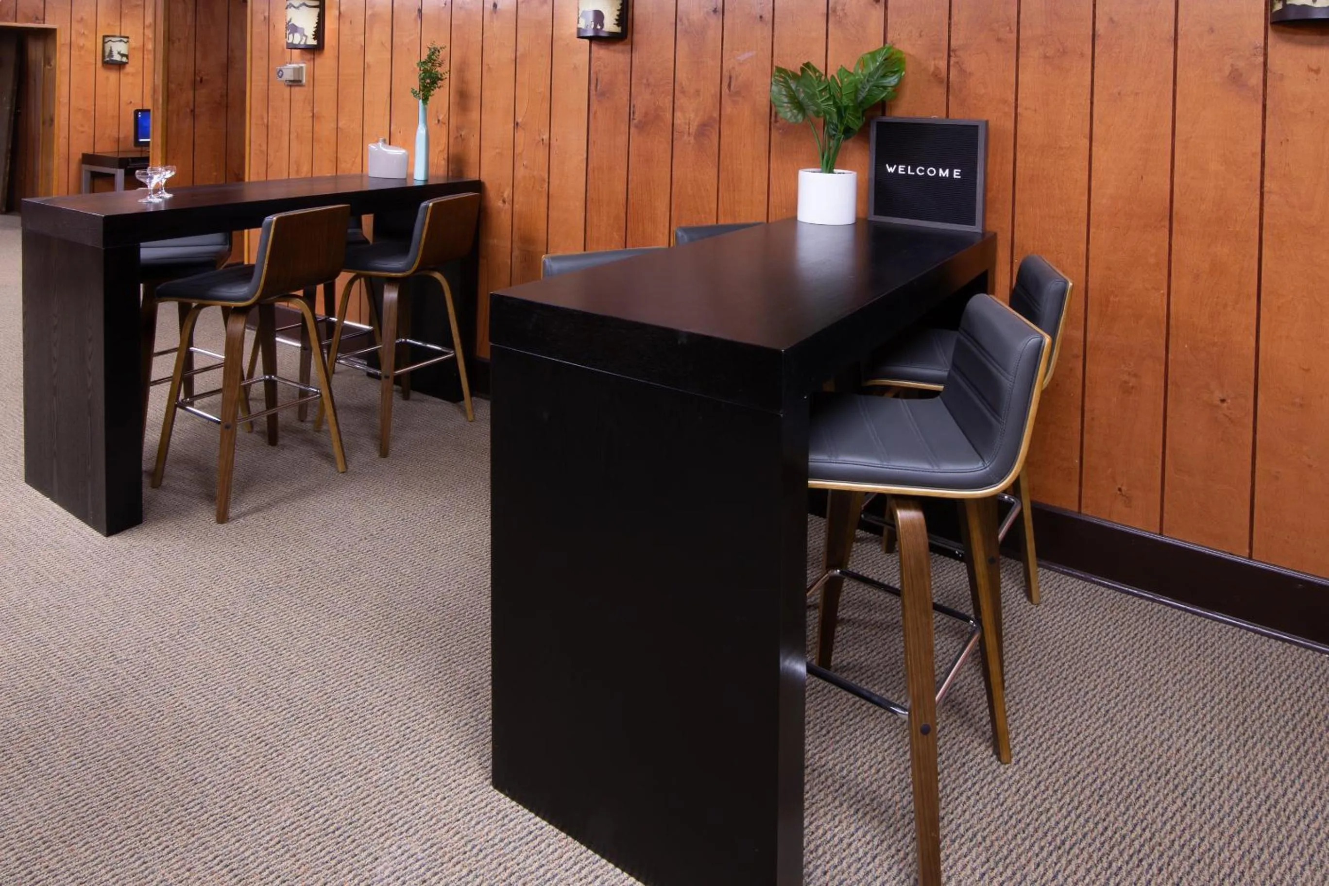 Living room in Expedition Lodge Estes Park at Rocky Mtn National Park