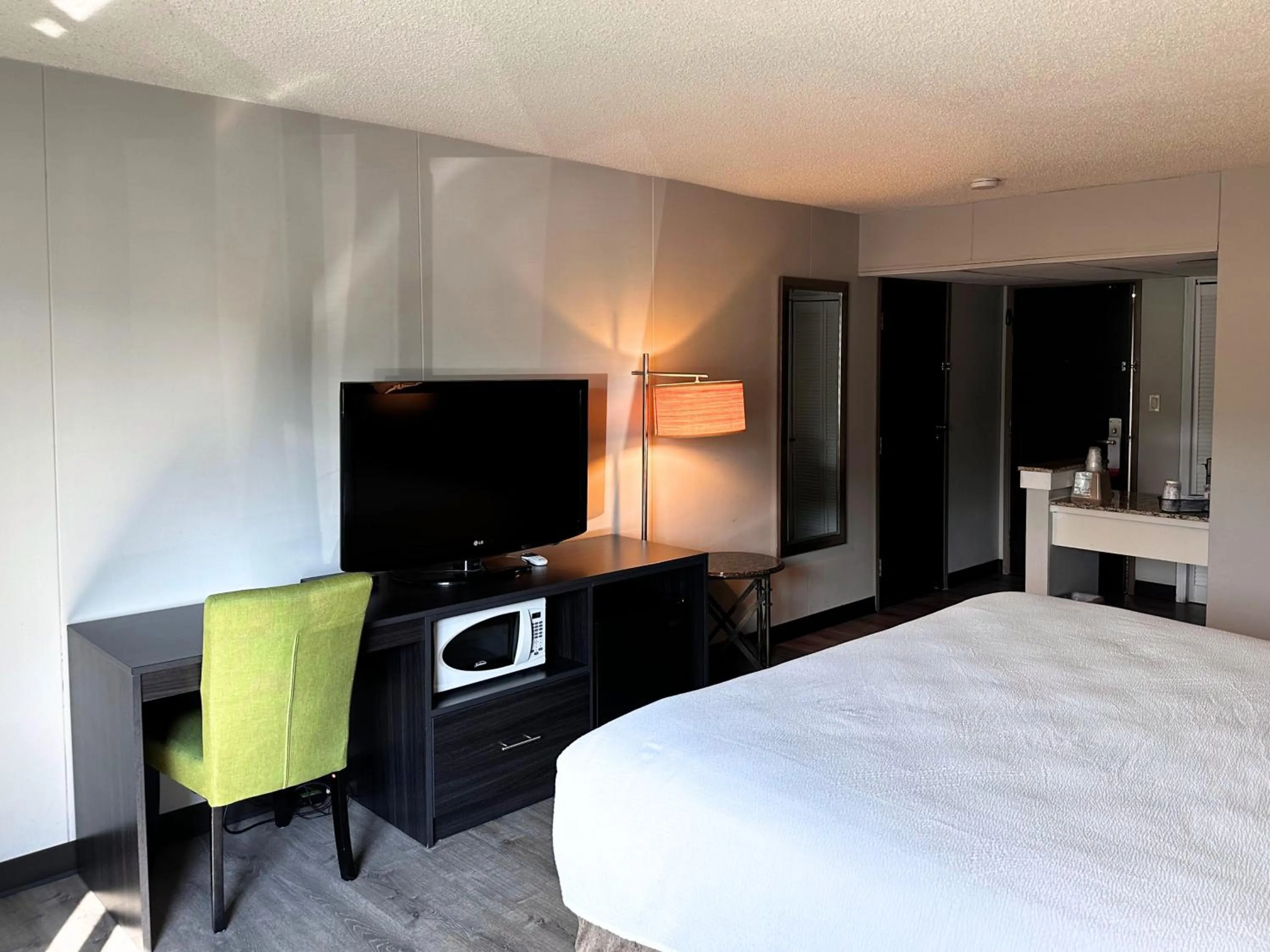 TV and multimedia, Bed in Expedition Lodge Estes Park at Rocky Mtn National Park