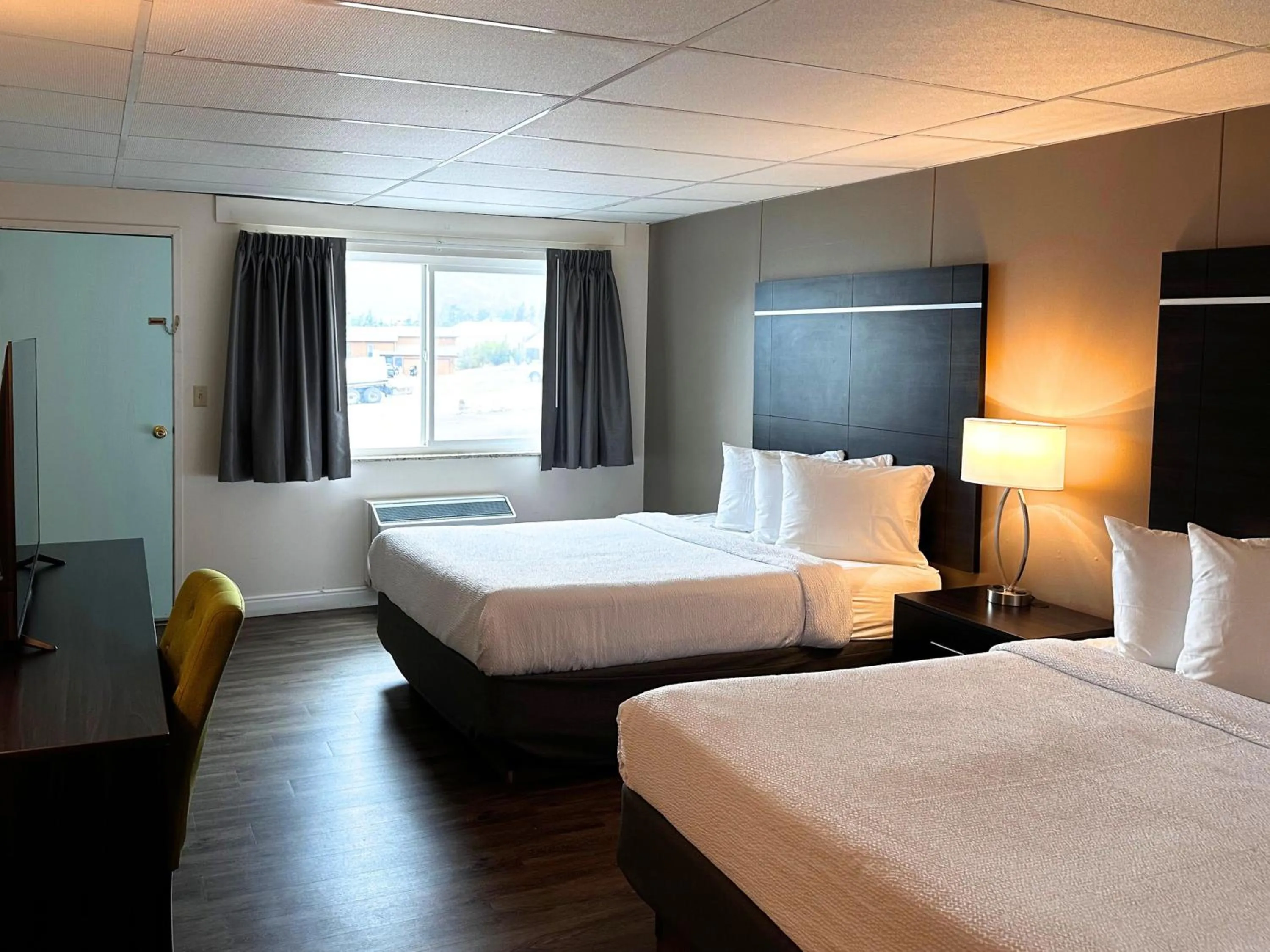 Bedroom, Bed in Expedition Lodge Estes Park at Rocky Mtn National Park