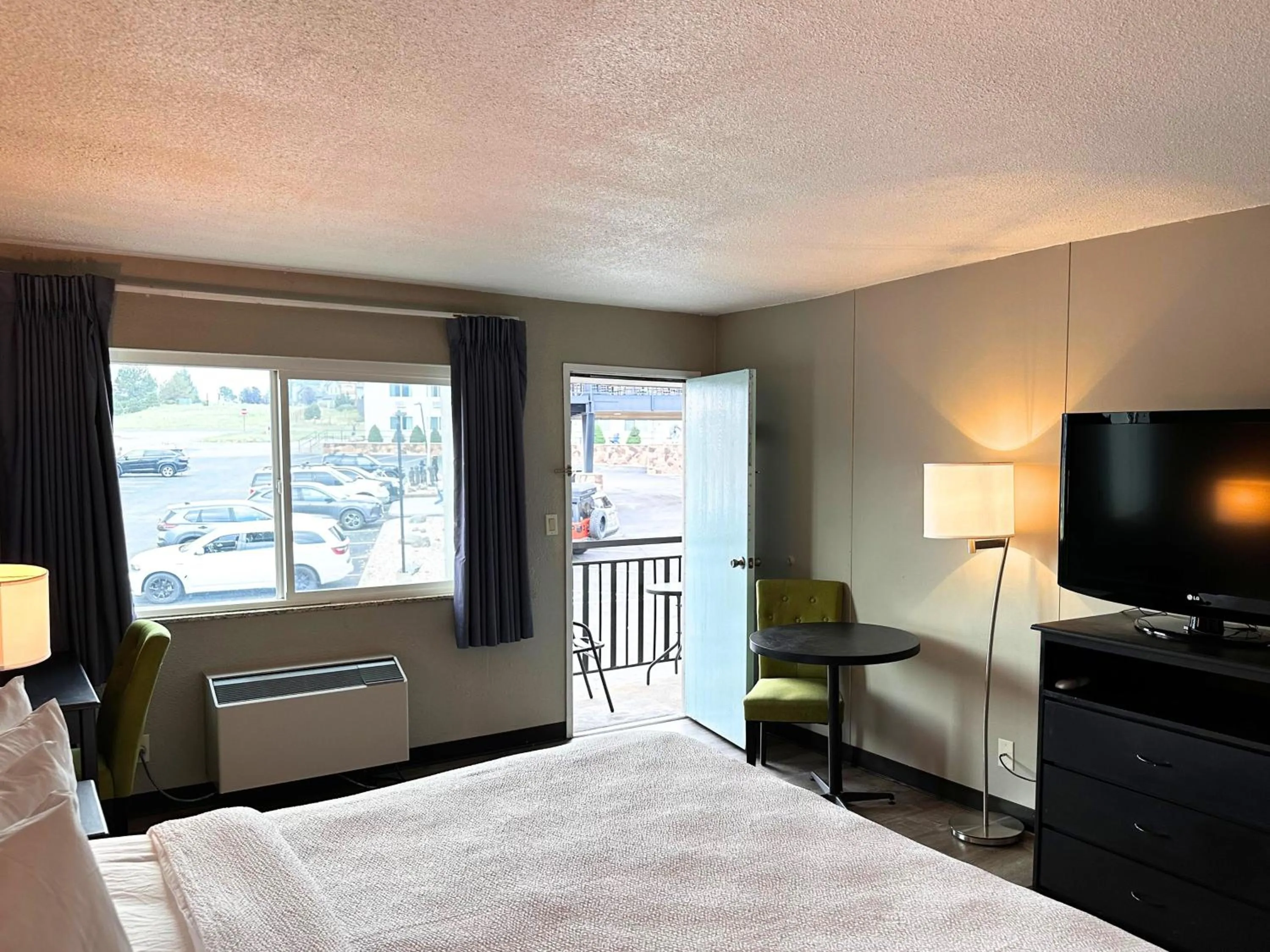 Bedroom, Bed in Expedition Lodge Estes Park at Rocky Mtn National Park