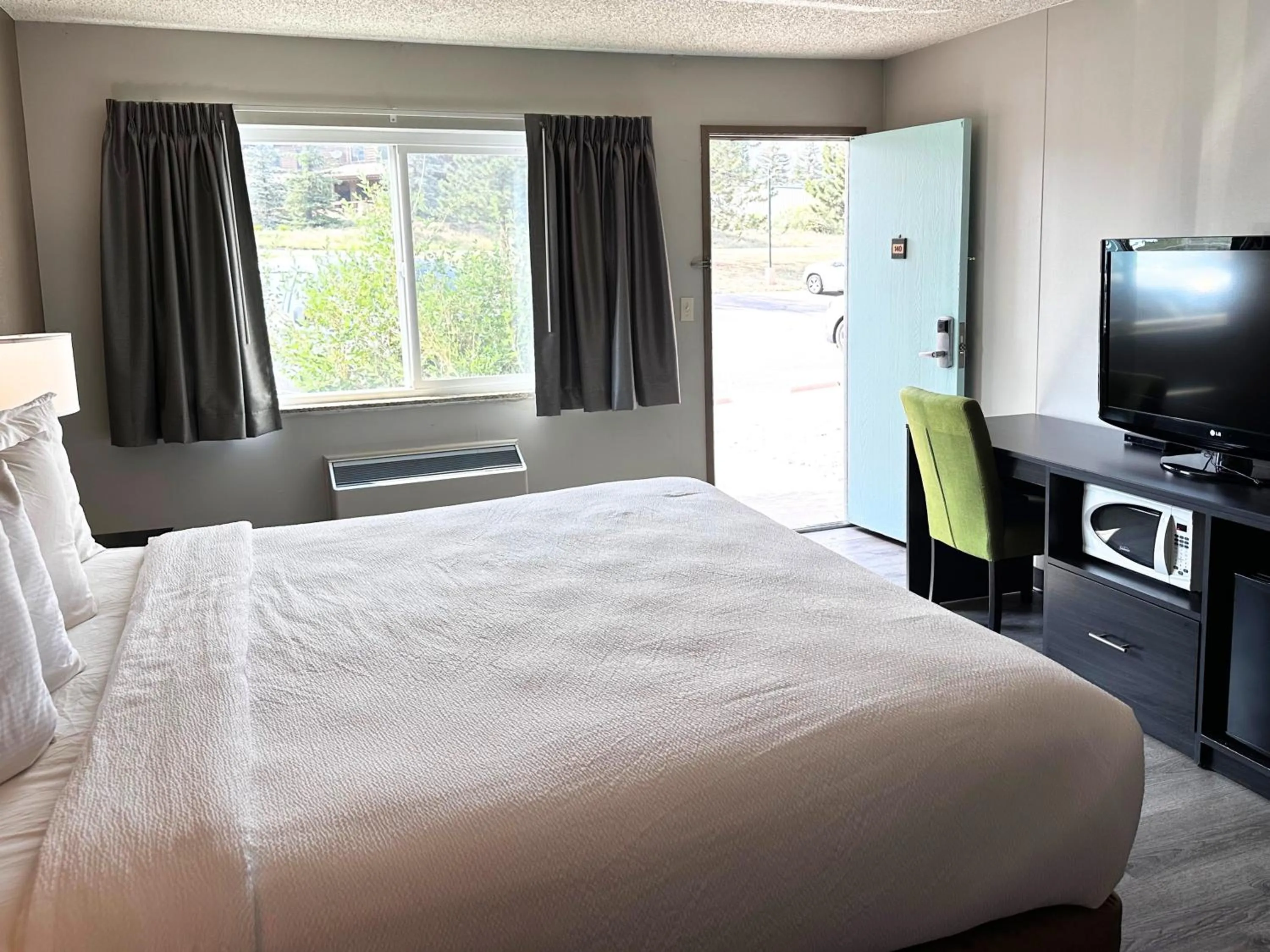 Photo of the whole room, Bed in Expedition Lodge Estes Park at Rocky Mtn National Park