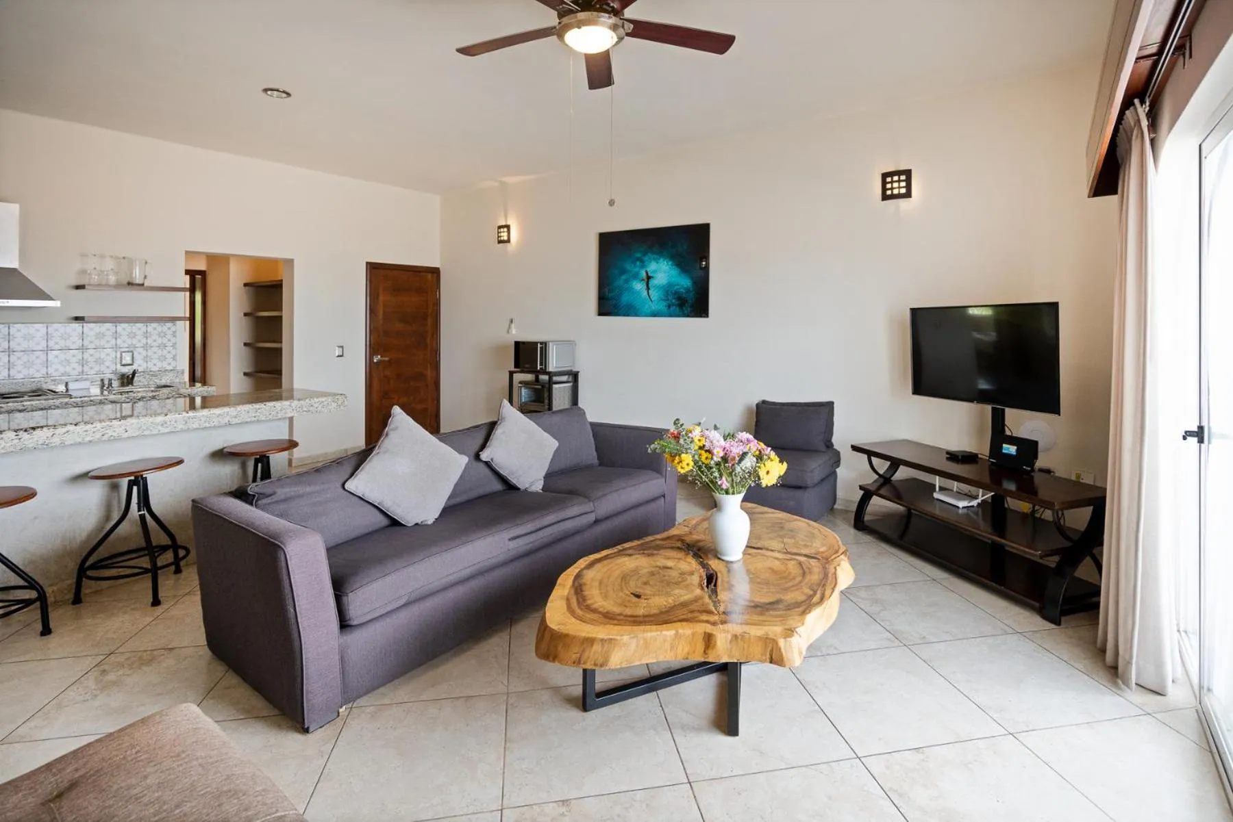 Communal lounge/ TV room in Hotel & Suites El Moro