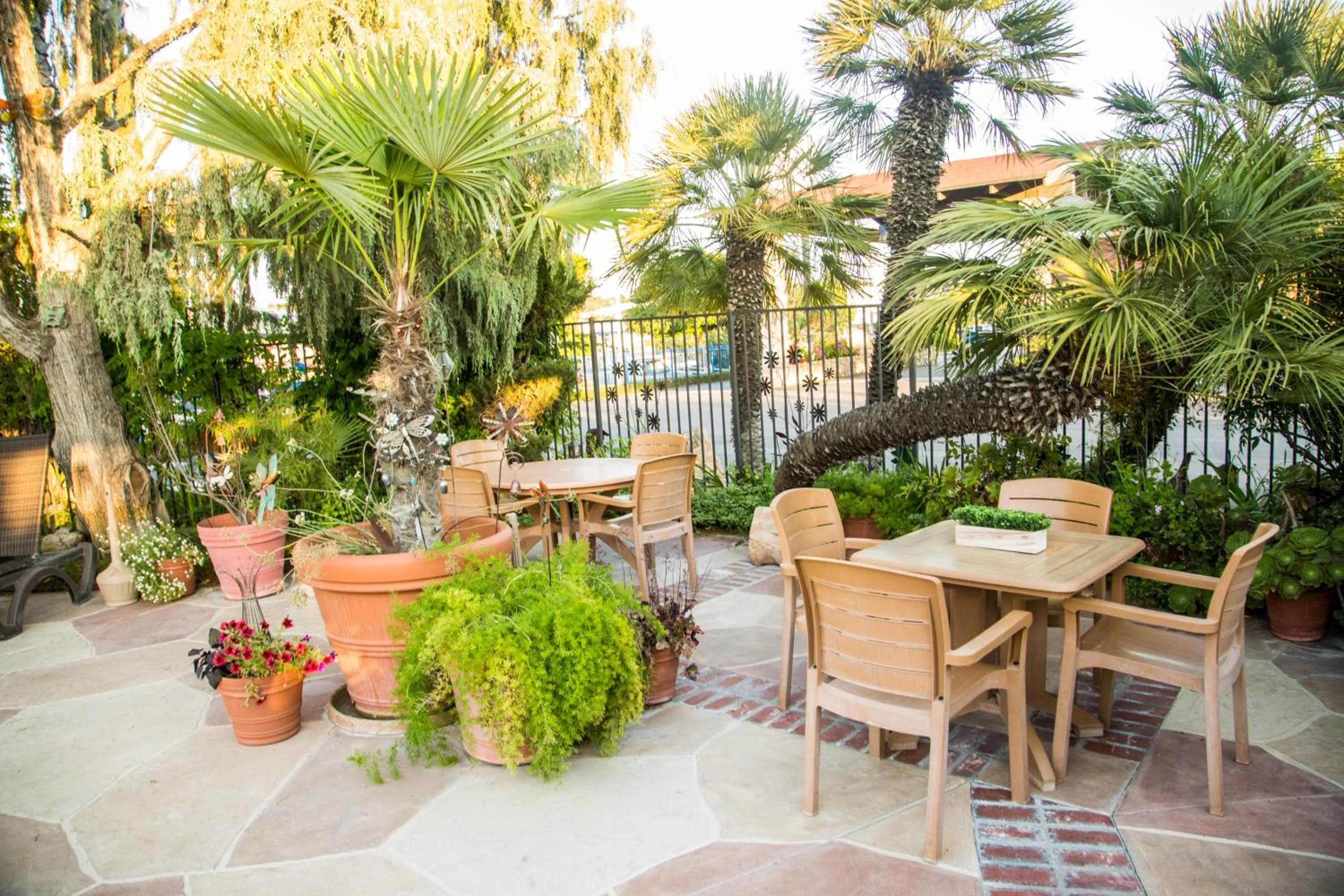 Swimming pool in Adelaide Inn