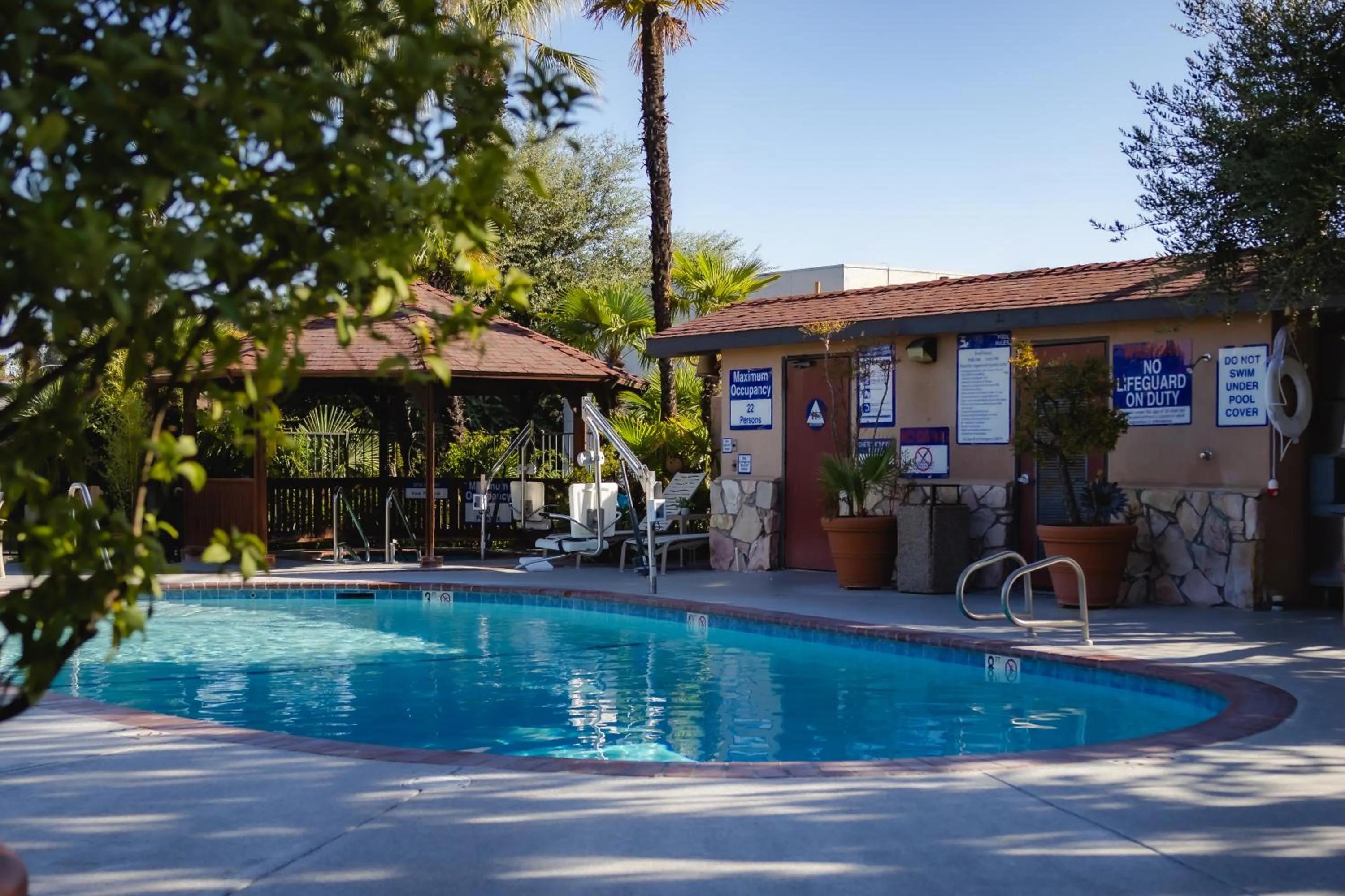 Swimming pool in Adelaide Inn