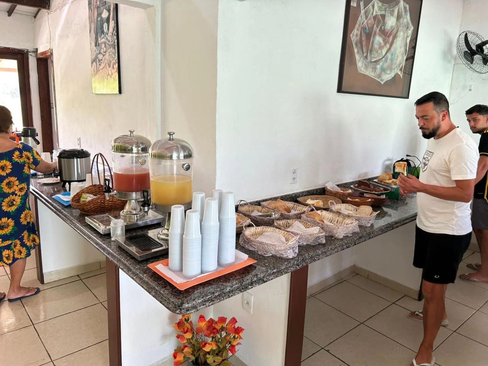 Restaurant/places to eat in Pousada Ferradura Beach