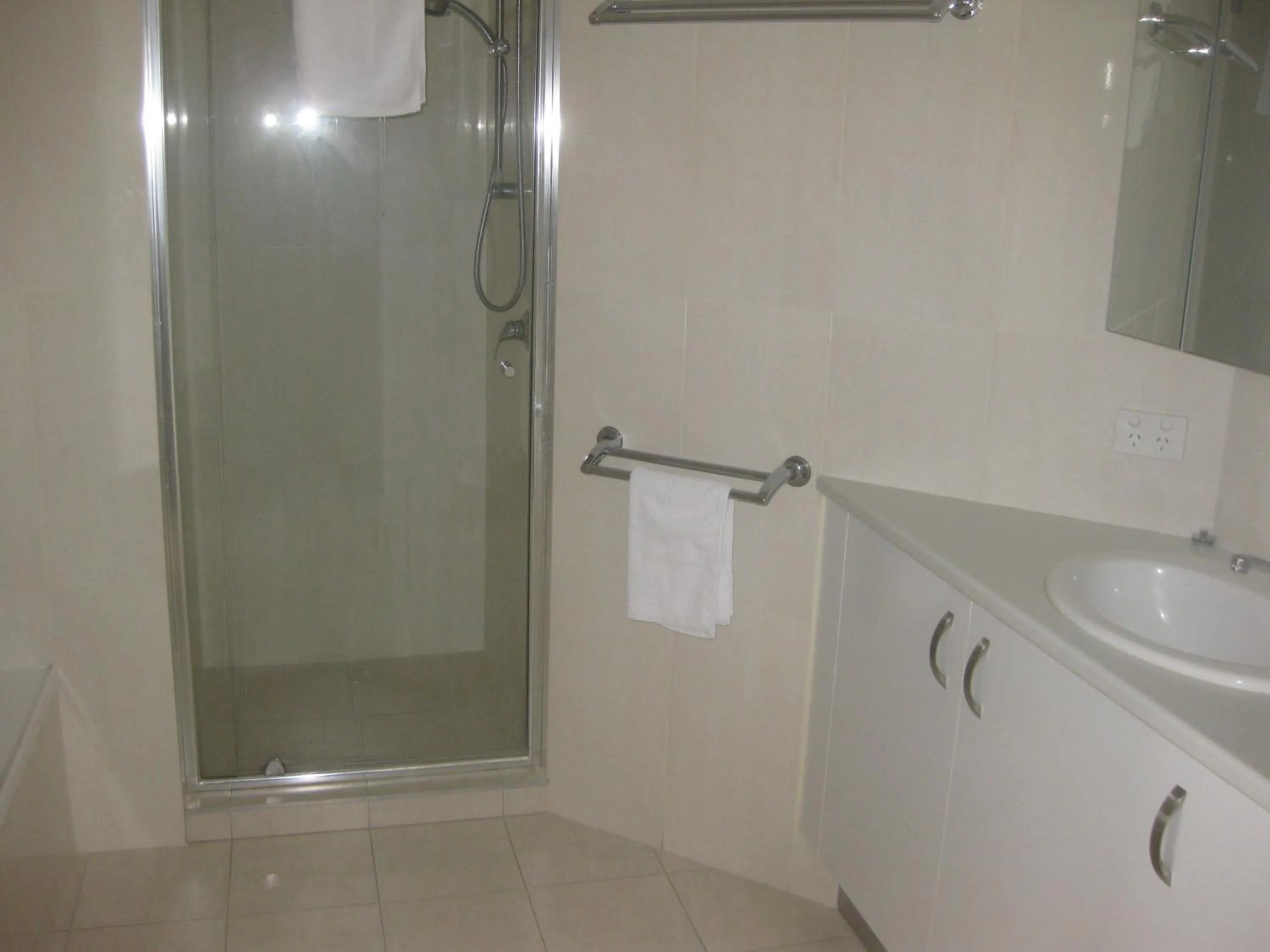 Bathroom in Fairthorpe Apartments