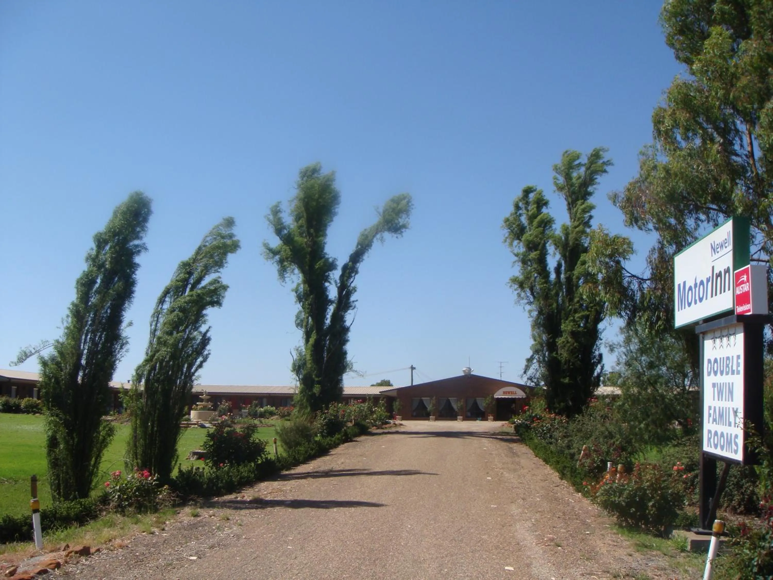 Facade/entrance in Newell Motor Inn Narrandera