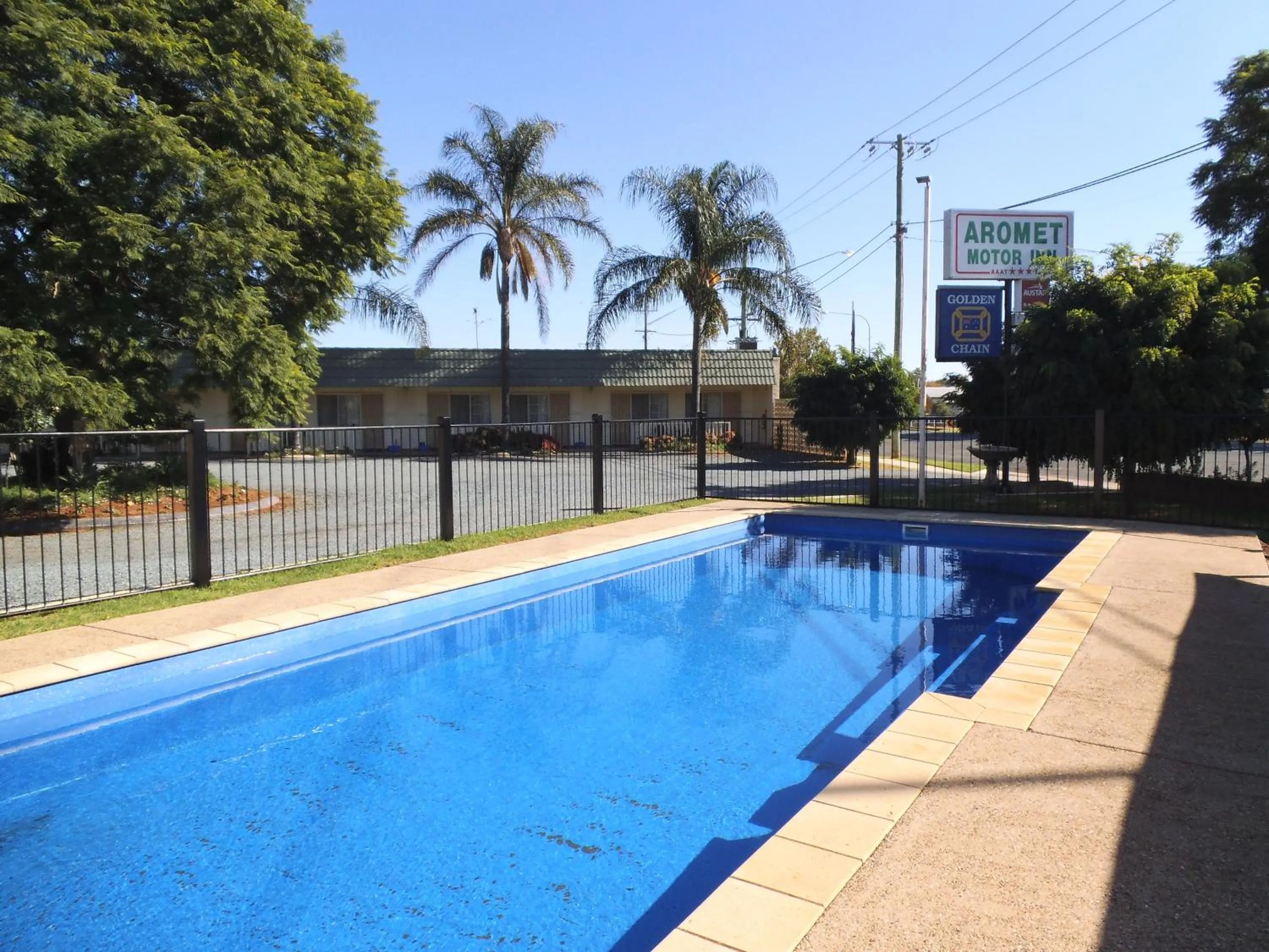 Swimming pool in Aromet Motor Inn
