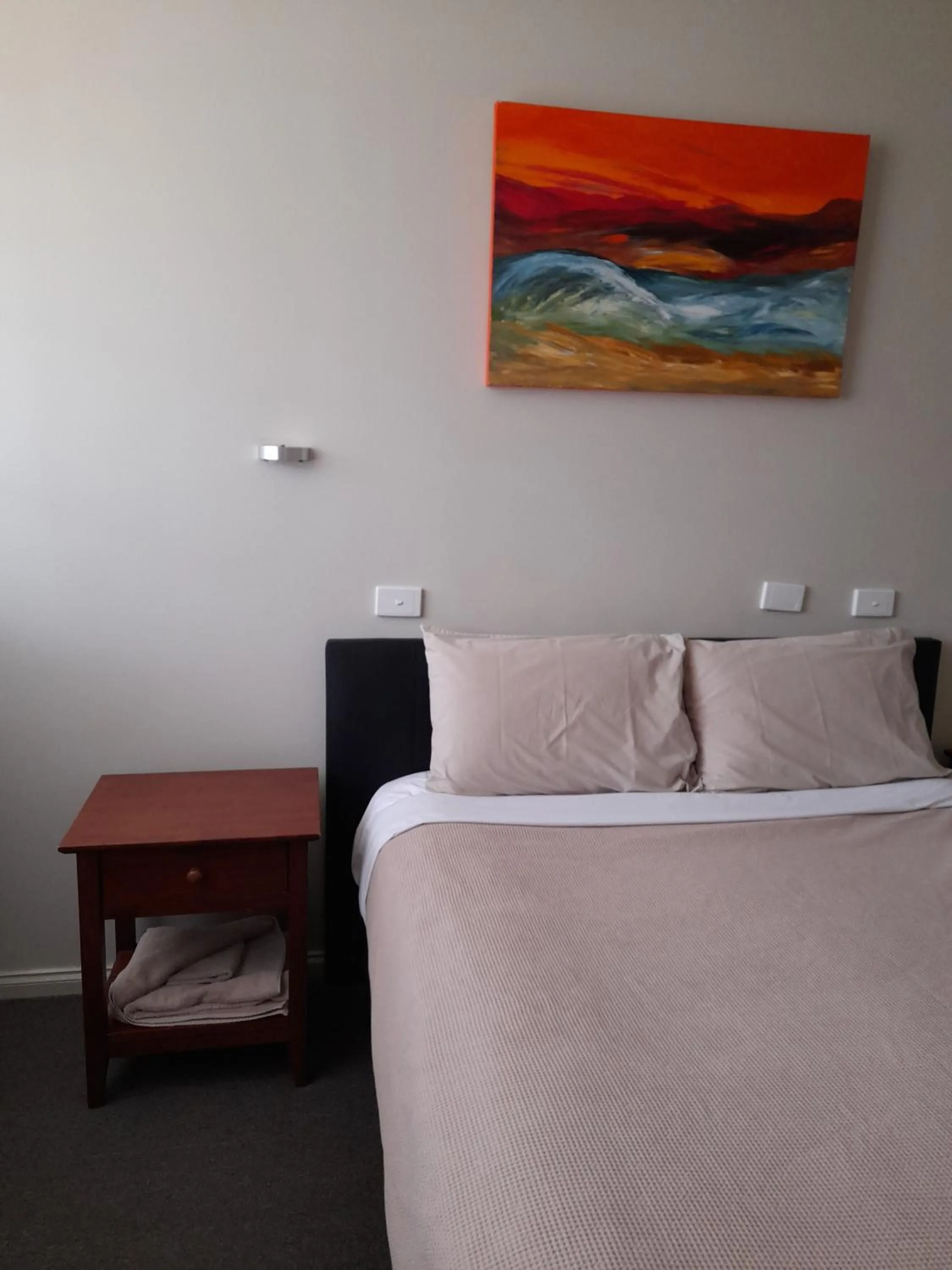 Bed in Aromet Motor Inn