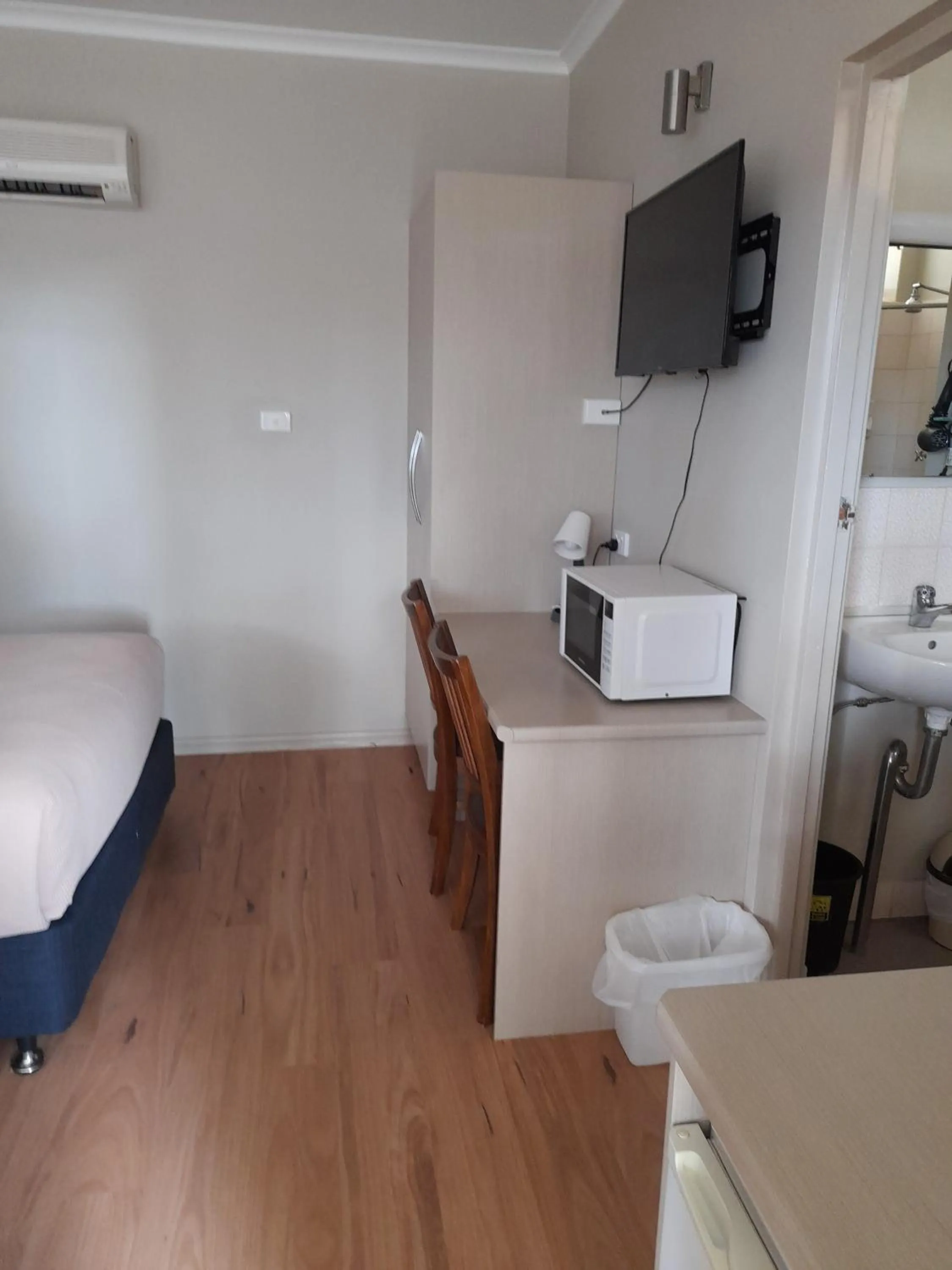 Photo of the whole room, Bed in Aromet Motor Inn