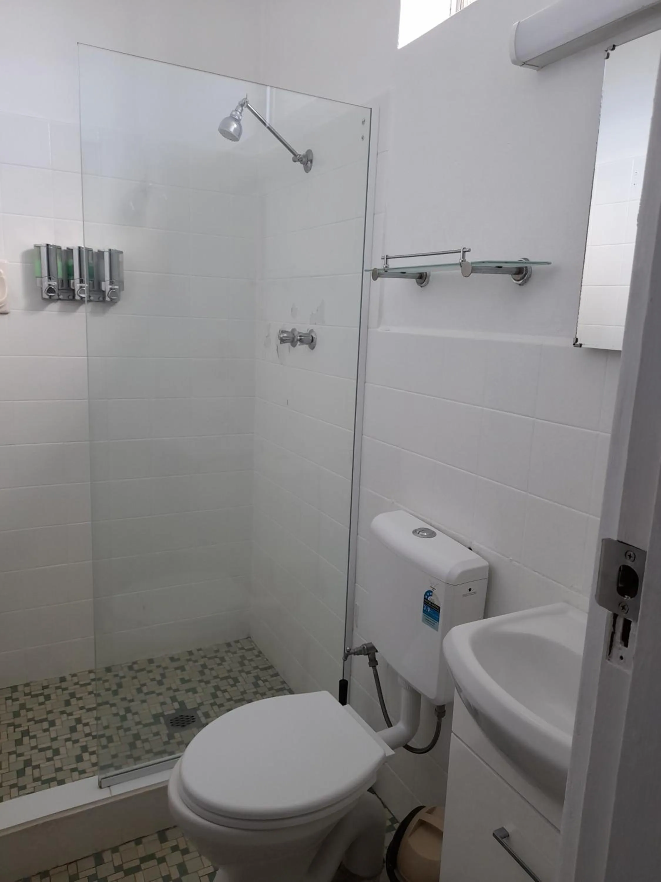 Shower in Aromet Motor Inn
