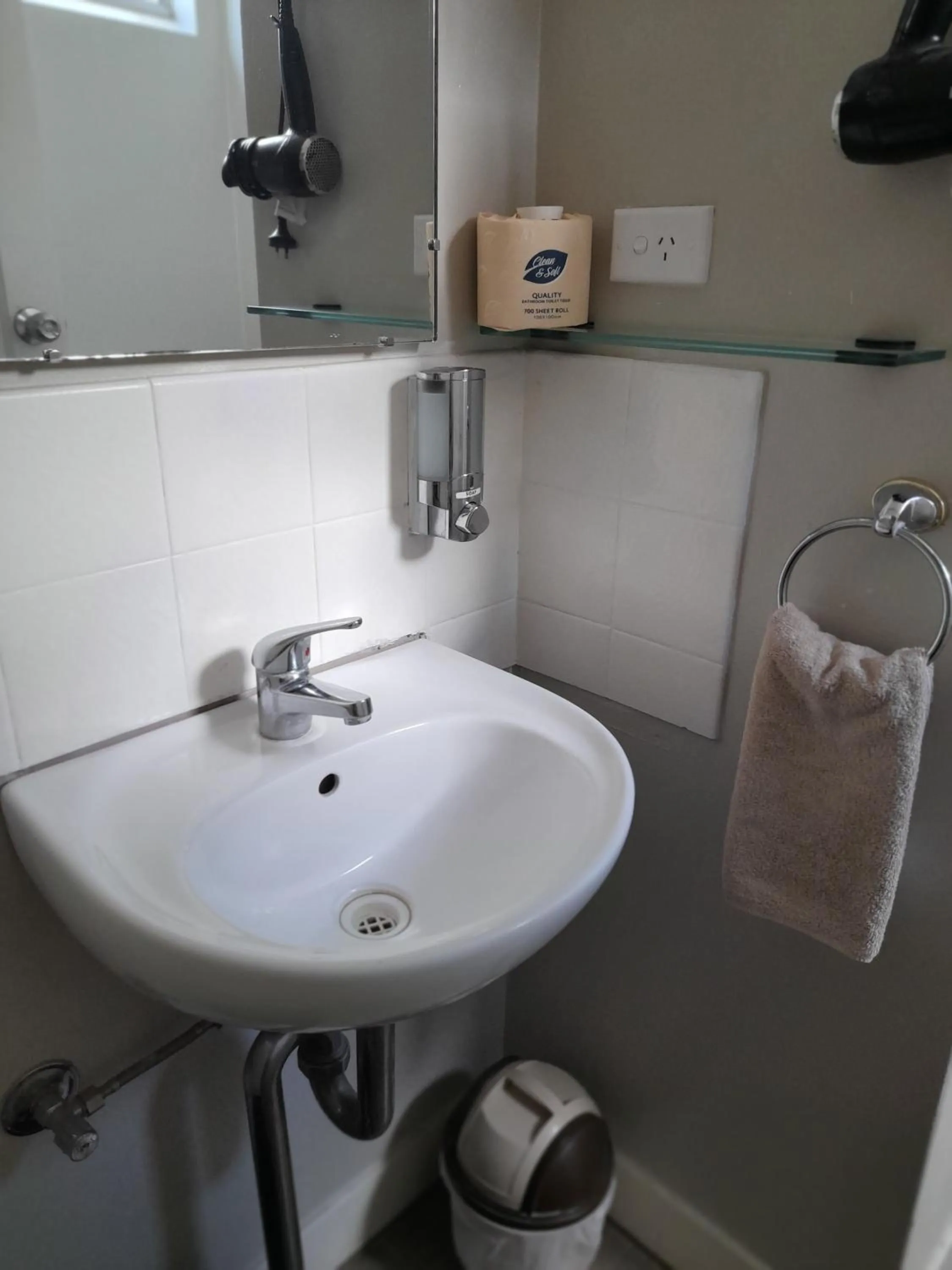 Bathroom in Aromet Motor Inn