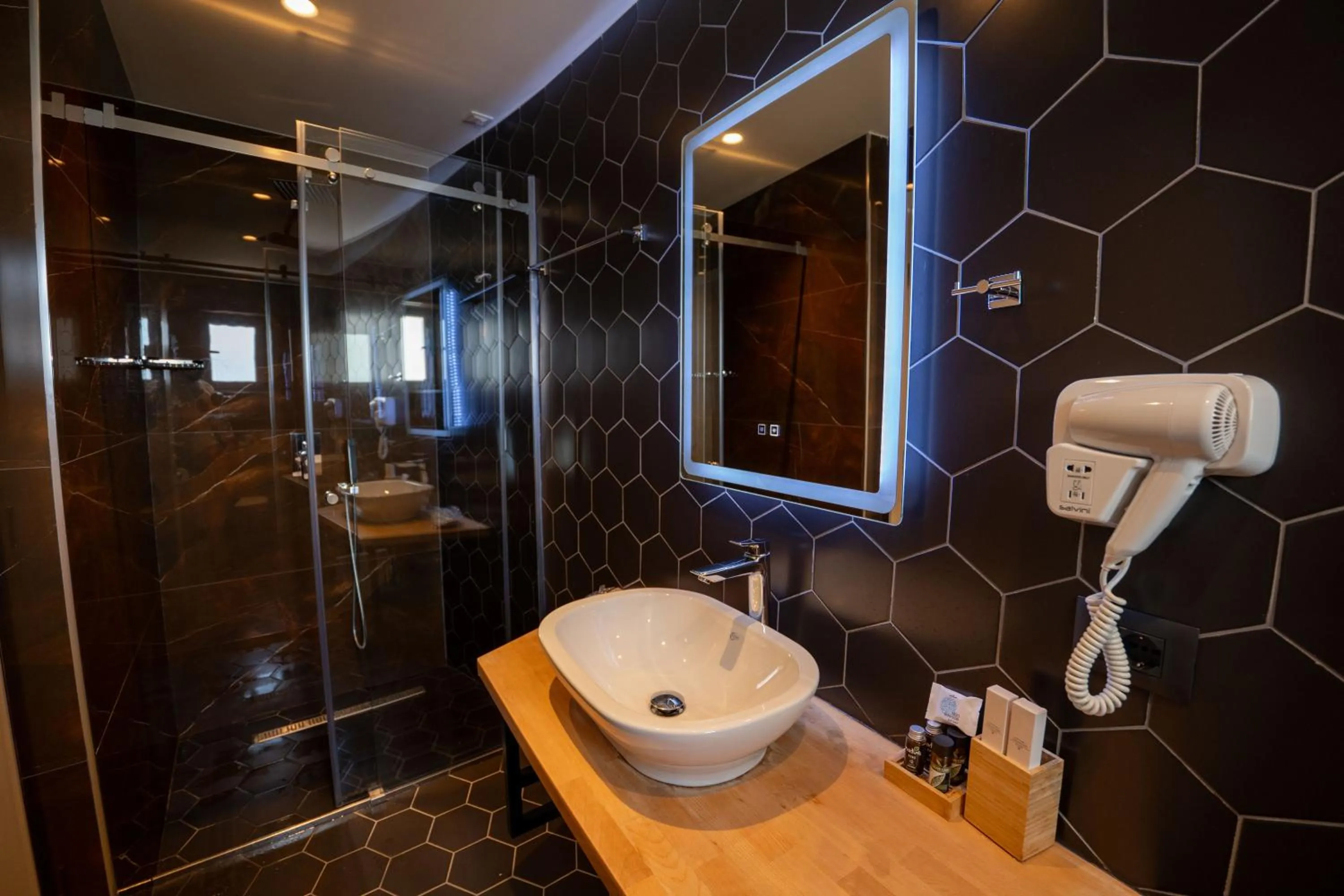 Shower in Hotel Teuta