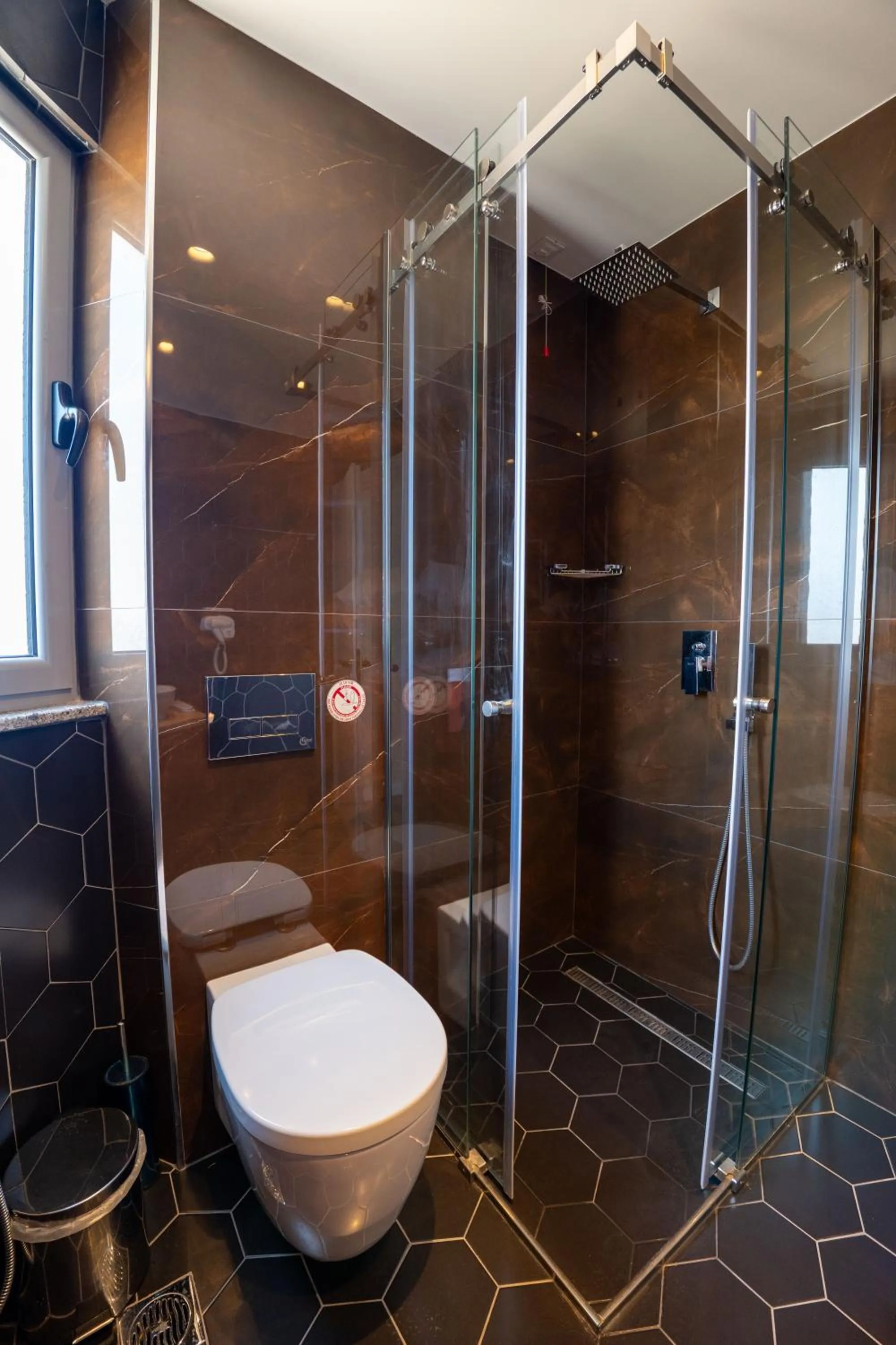 Shower in Hotel Teuta