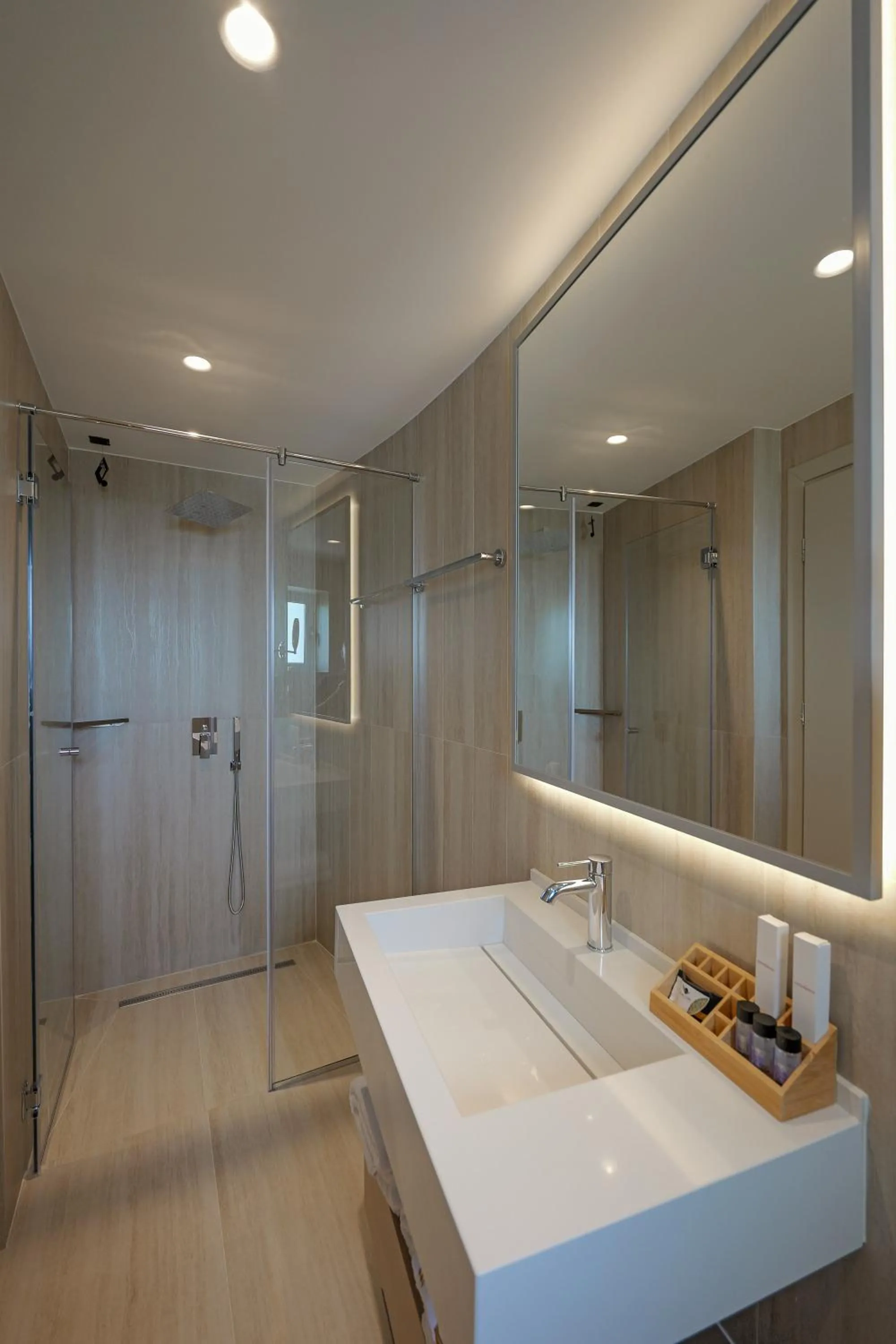 Shower in Hotel Teuta