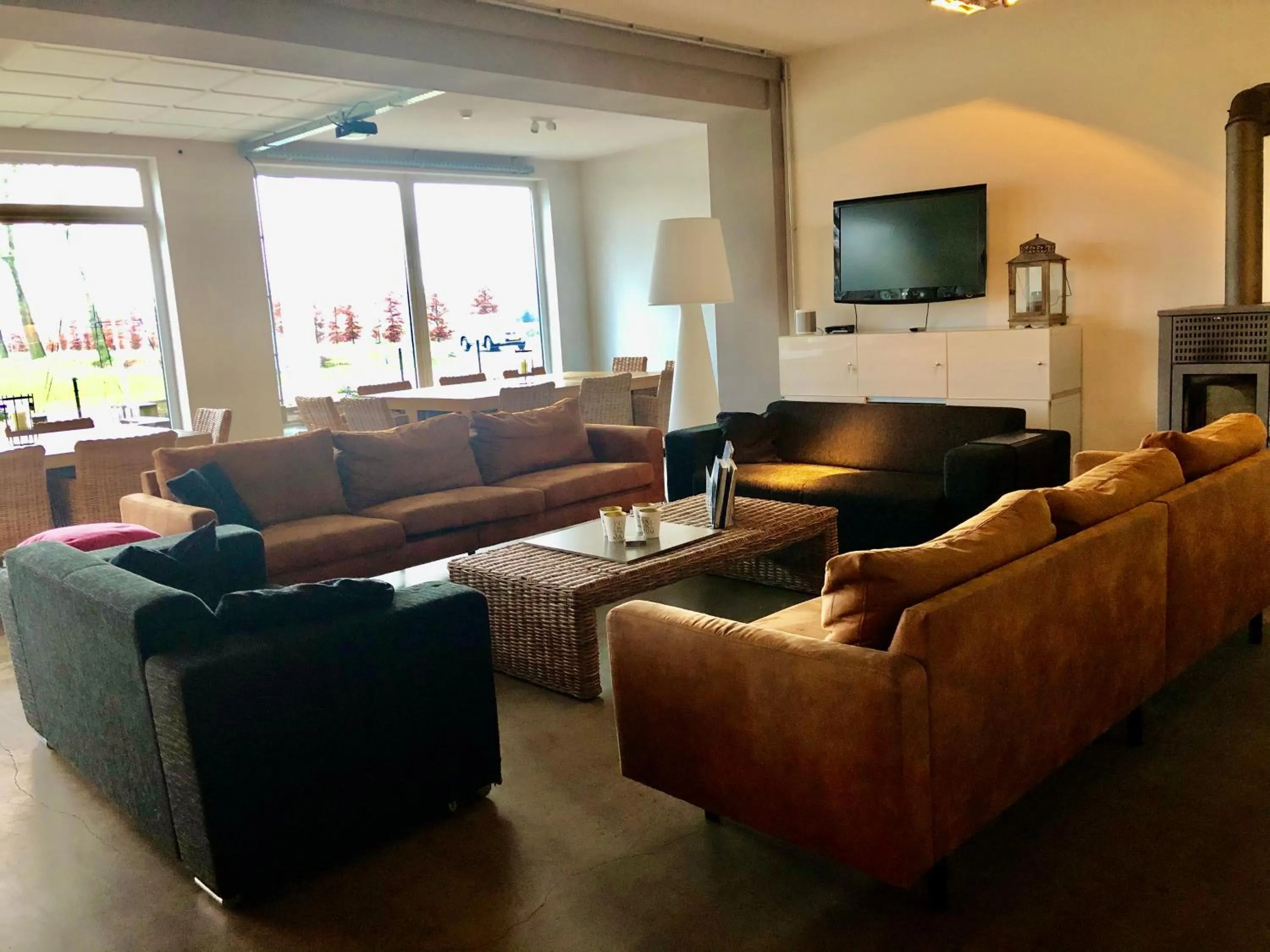 Communal lounge/ TV room in De Slaapfabriek vakantiehuis en trainingslocatie
