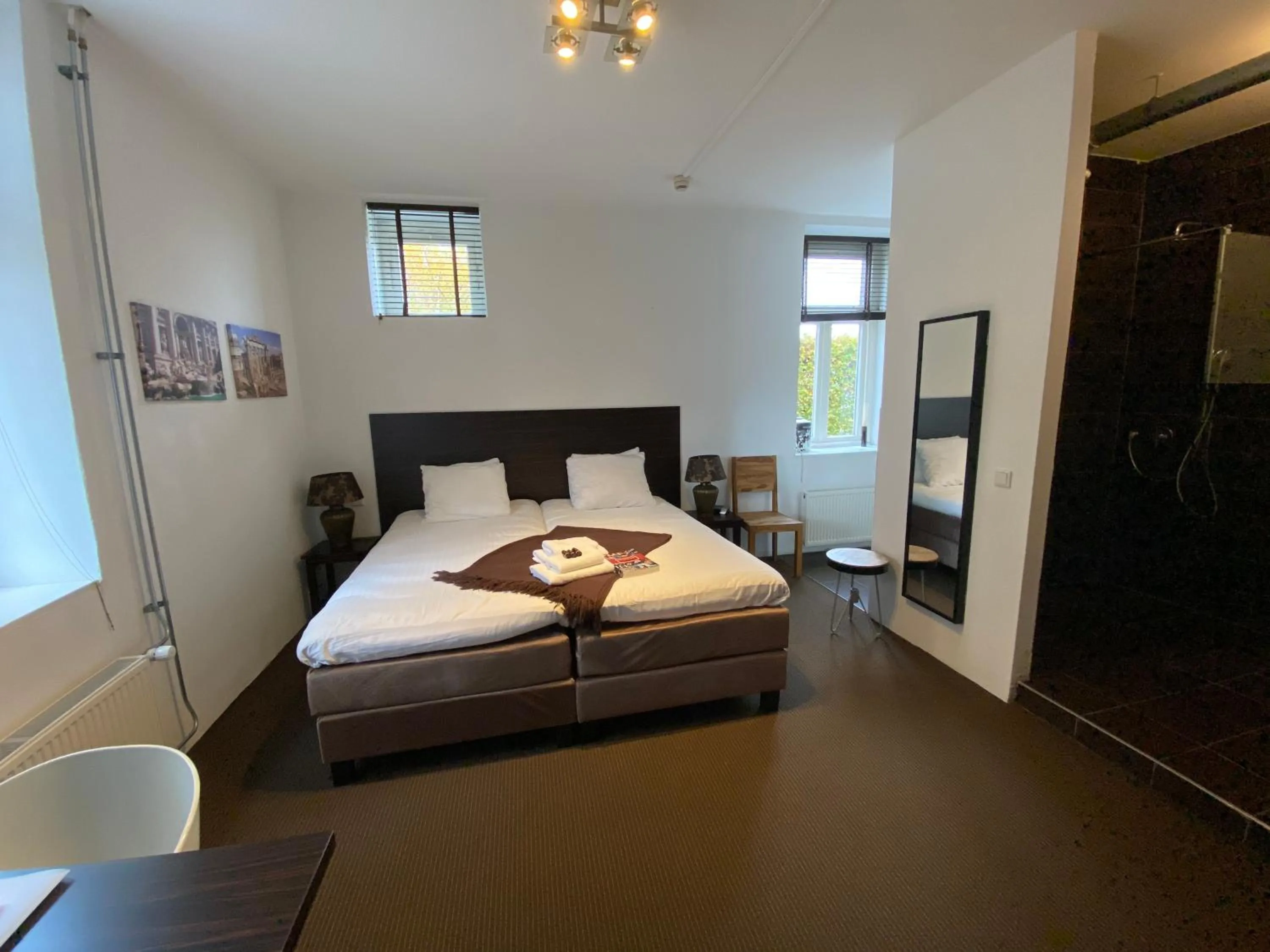 Shower, Bed in De Slaapfabriek vakantiehuis en trainingslocatie