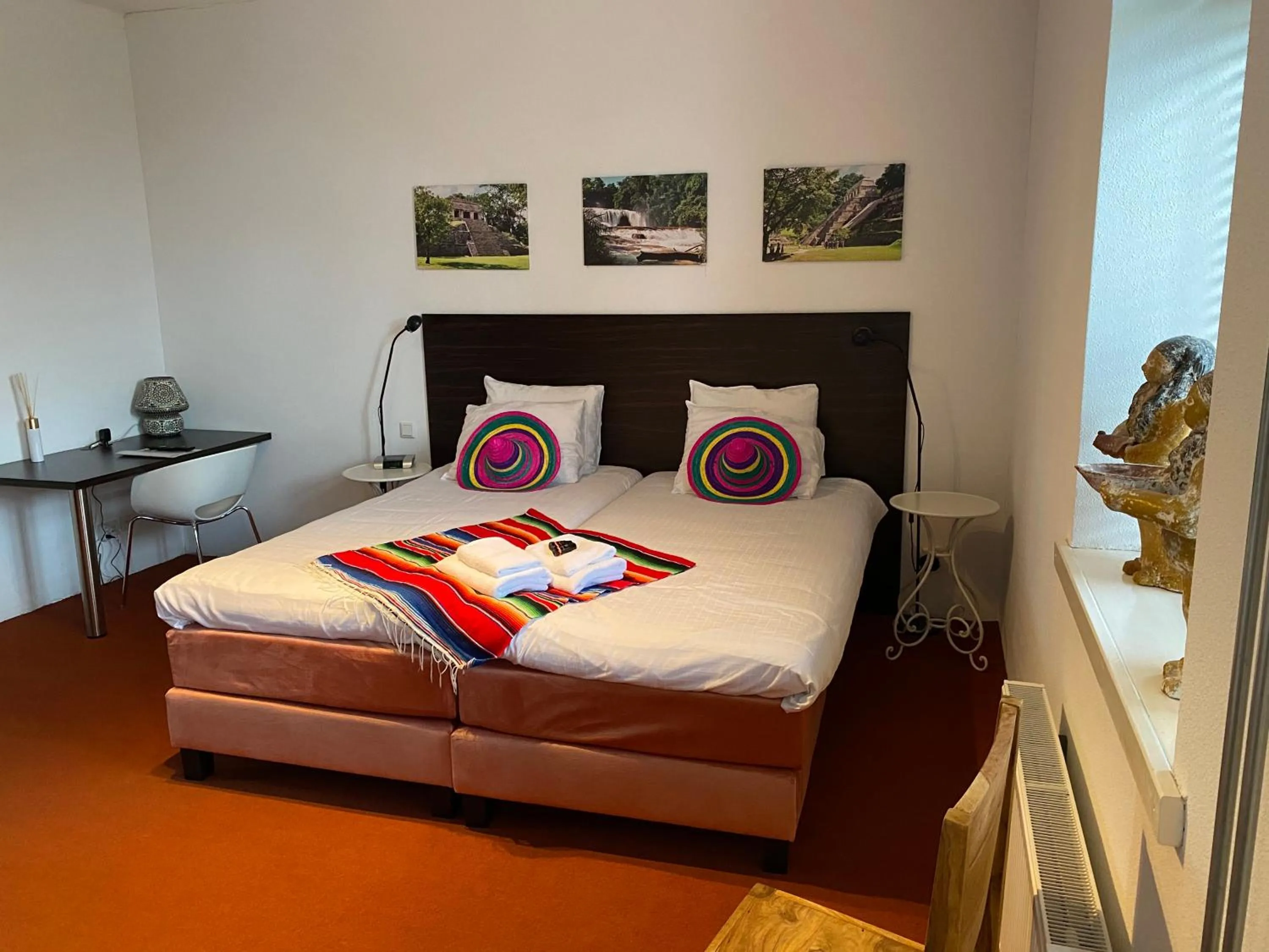 Shower, Bed in De Slaapfabriek vakantiehuis en trainingslocatie