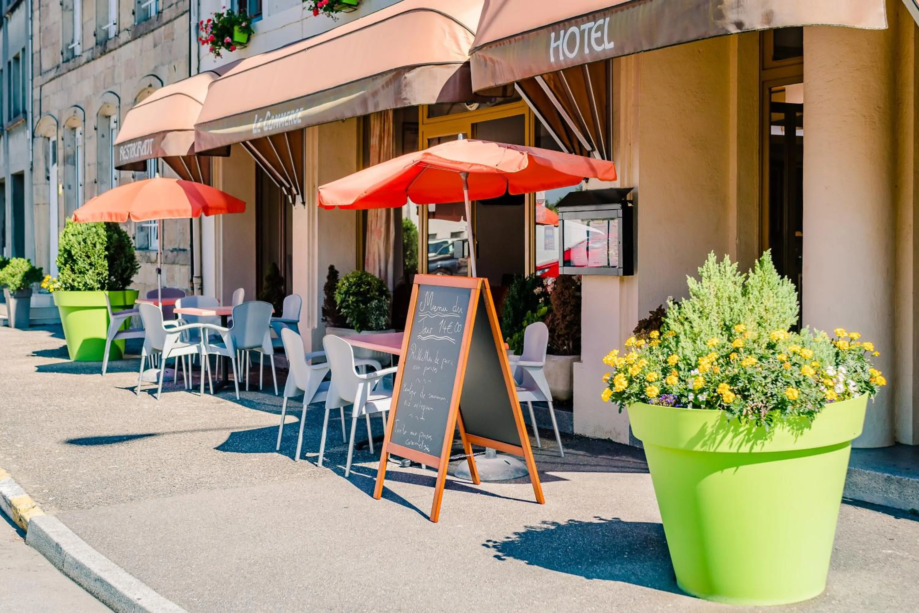 Property building in Le Commerce