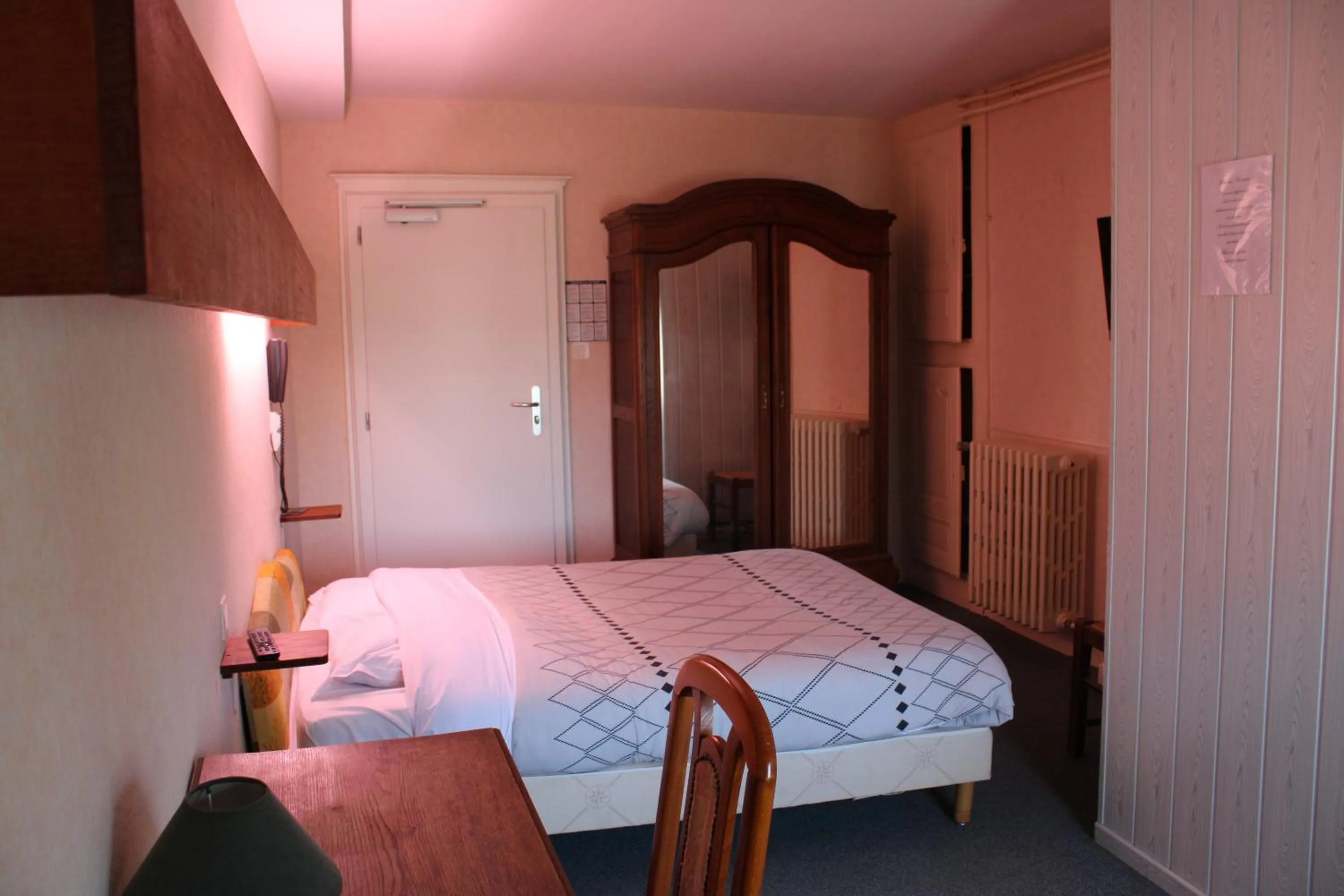 Bedroom, Bed in Le Commerce