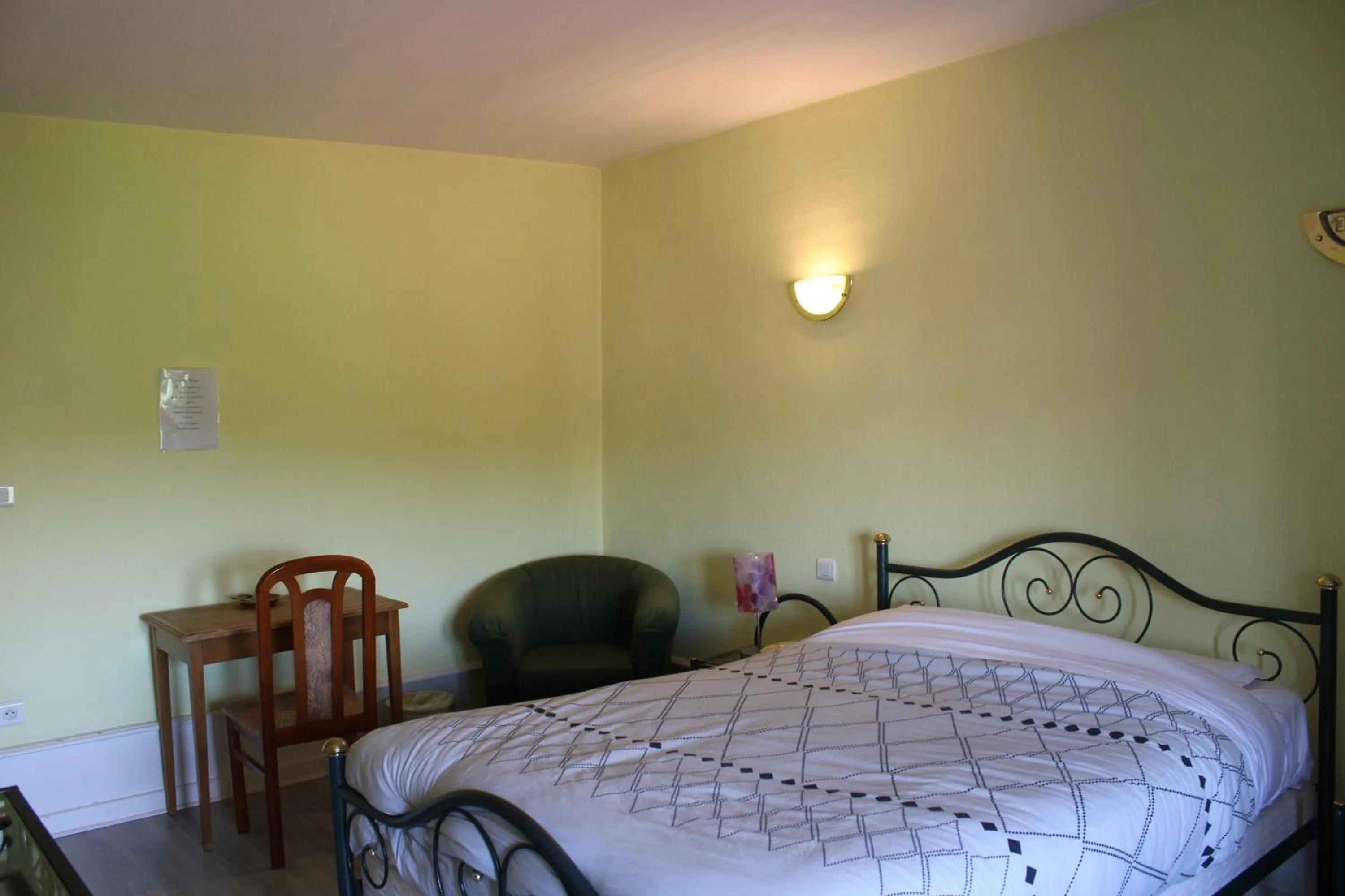 Bedroom, Bed in Le Commerce