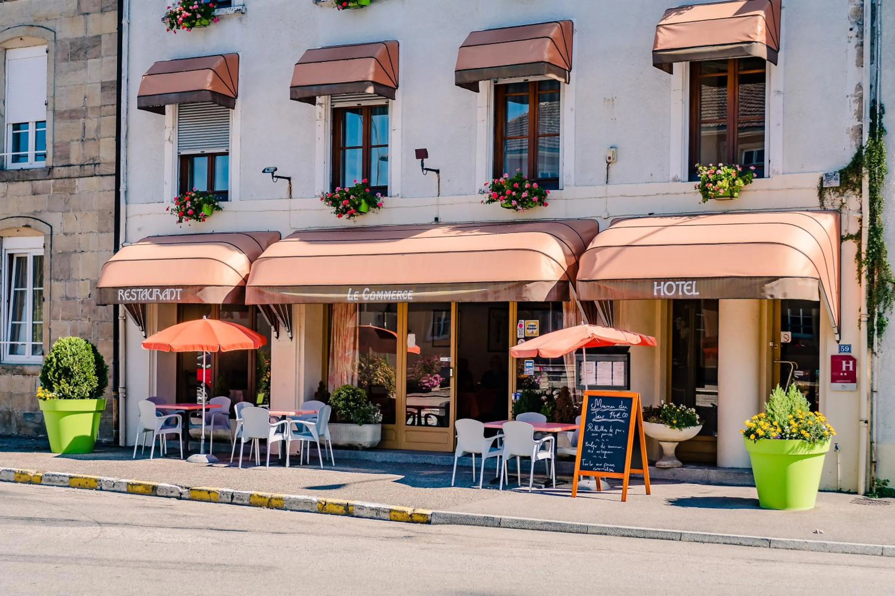 Property building in Le Commerce