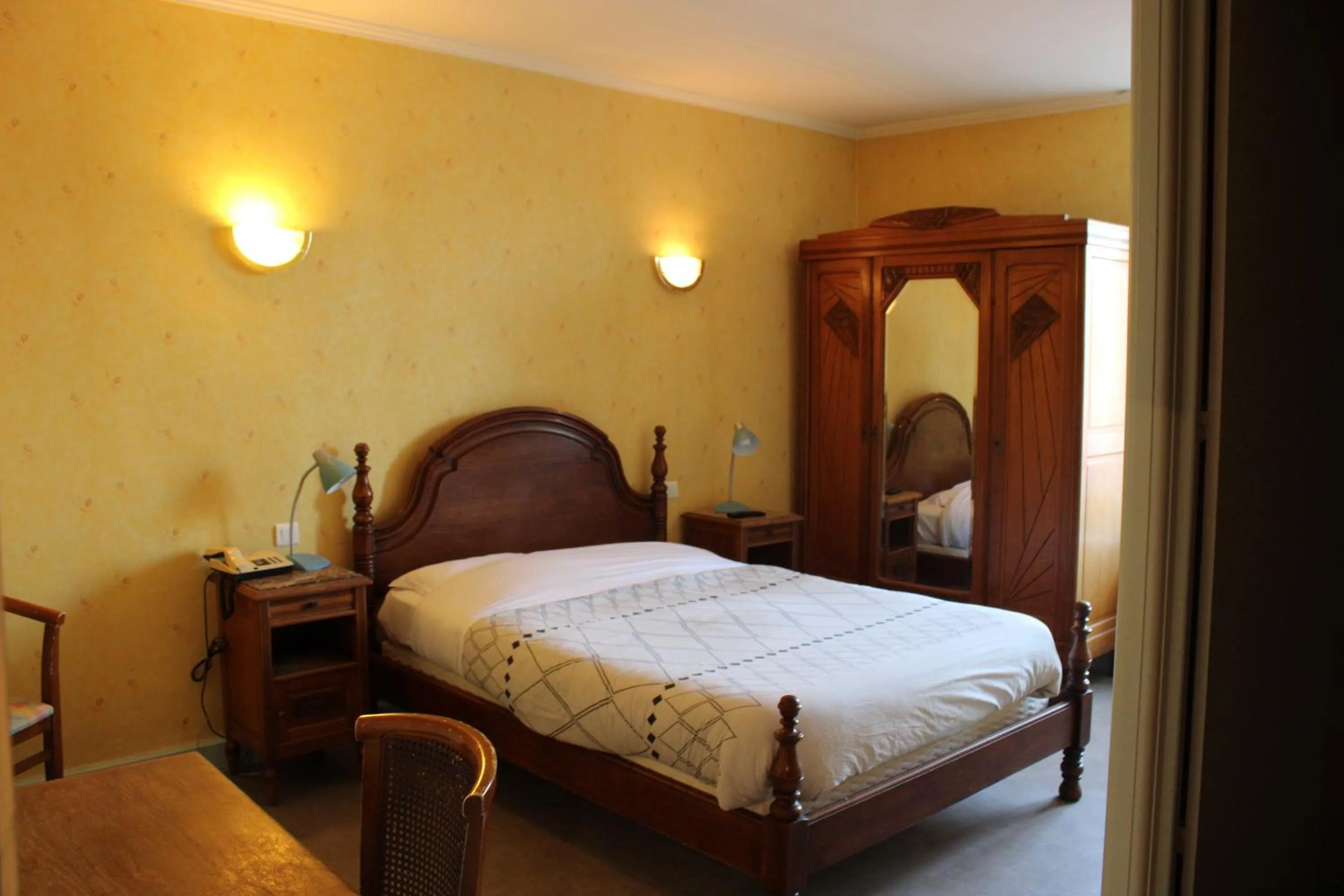 Bedroom, Bed in Le Commerce