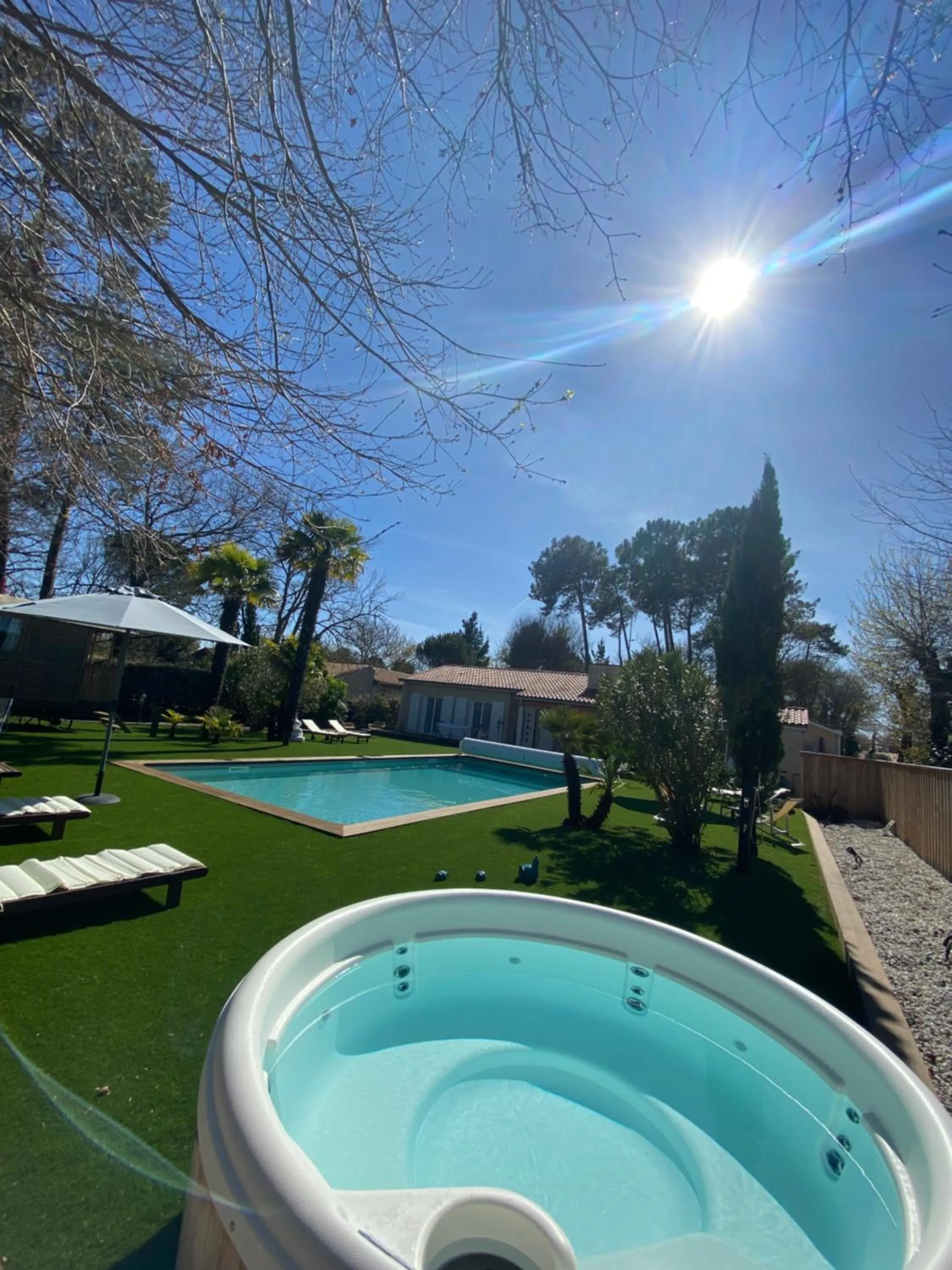 Swimming pool in La Villa Herbert Maison d'hôtes à Andernos