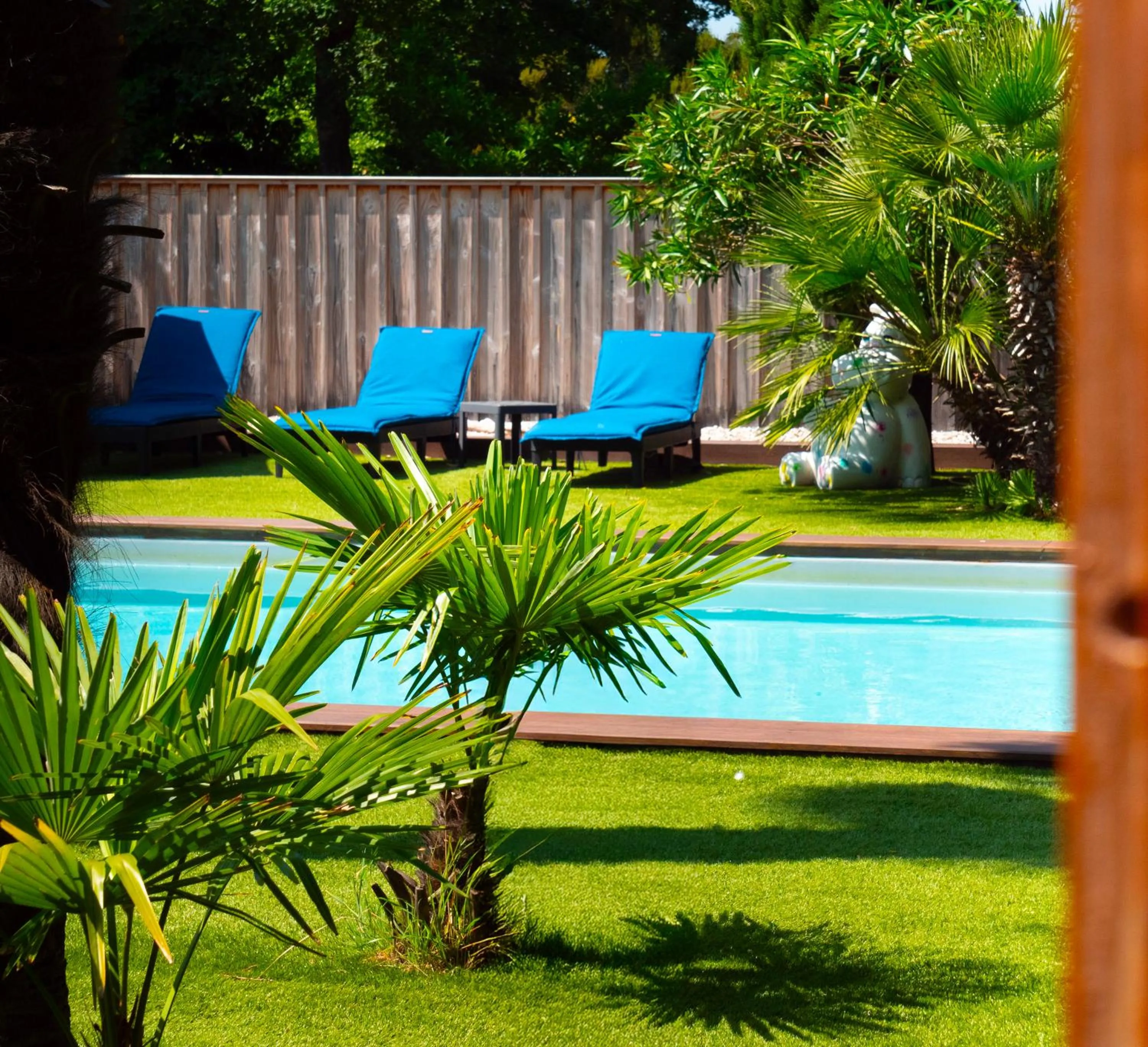 Swimming pool in La Villa Herbert Maison d'hôtes à Andernos