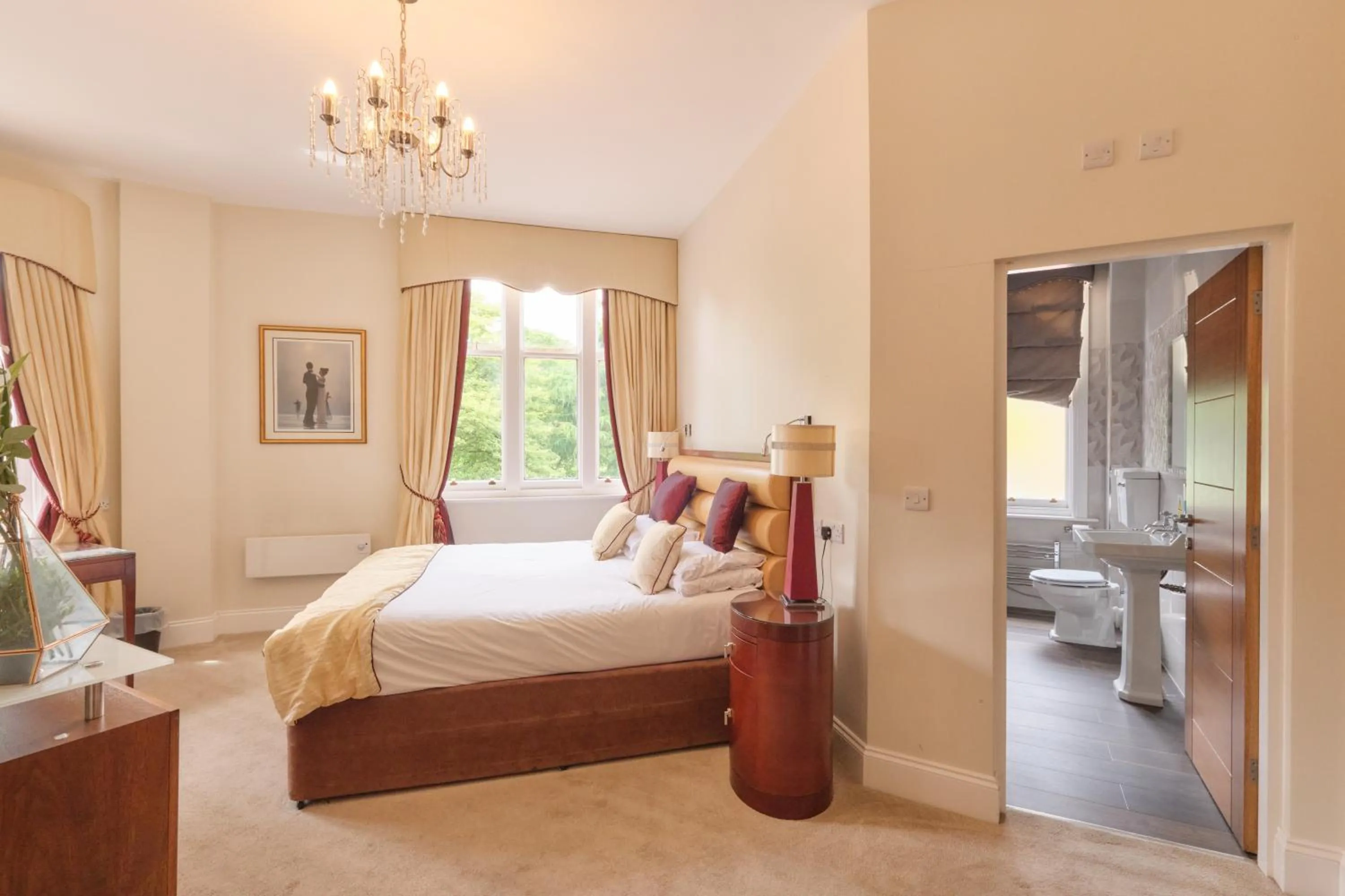 Photo of the whole room, Bed in Kings Park Hotel