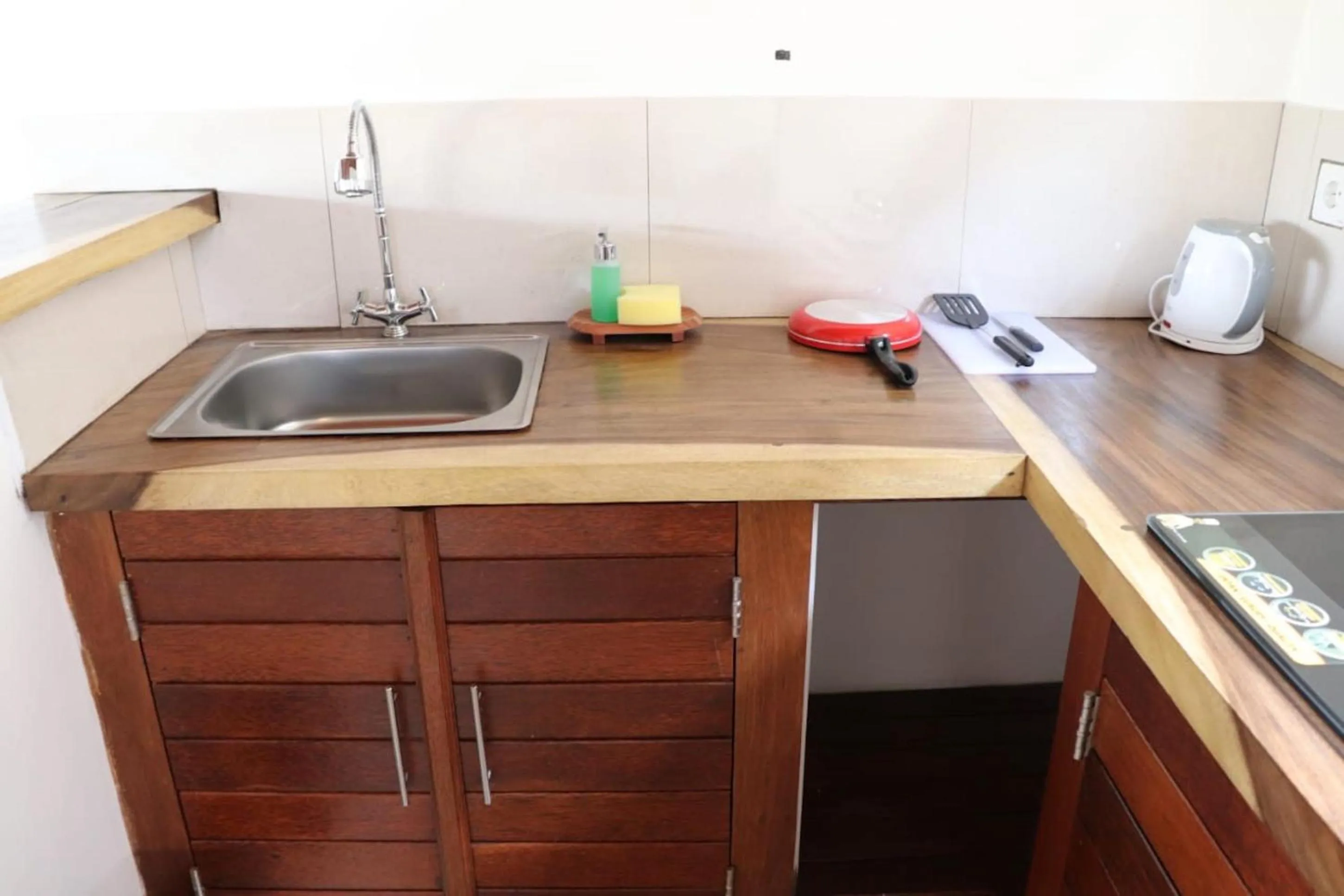 Kitchen or kitchenette in Paraiso Cottage Ubud